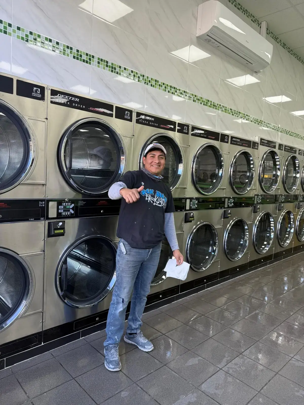 Suds on Farmers Laundromat - Image 20