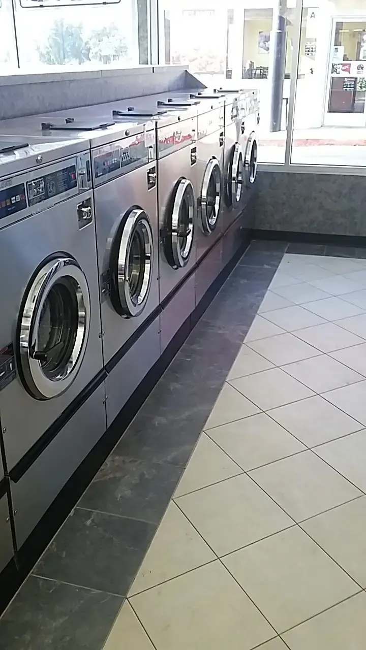 Suds R Us Coin Laundromat - Image 12