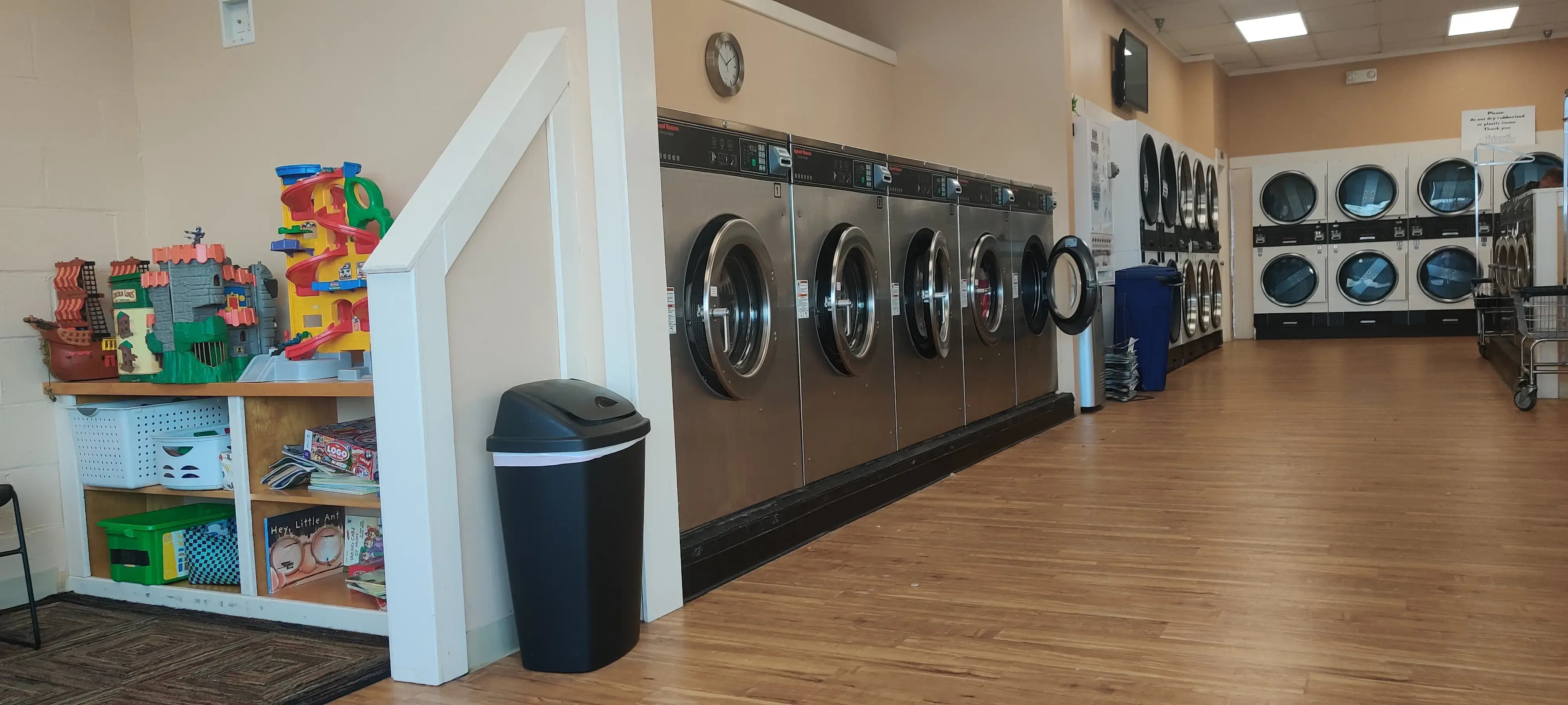 Suds Room Laundromat - Image 18
