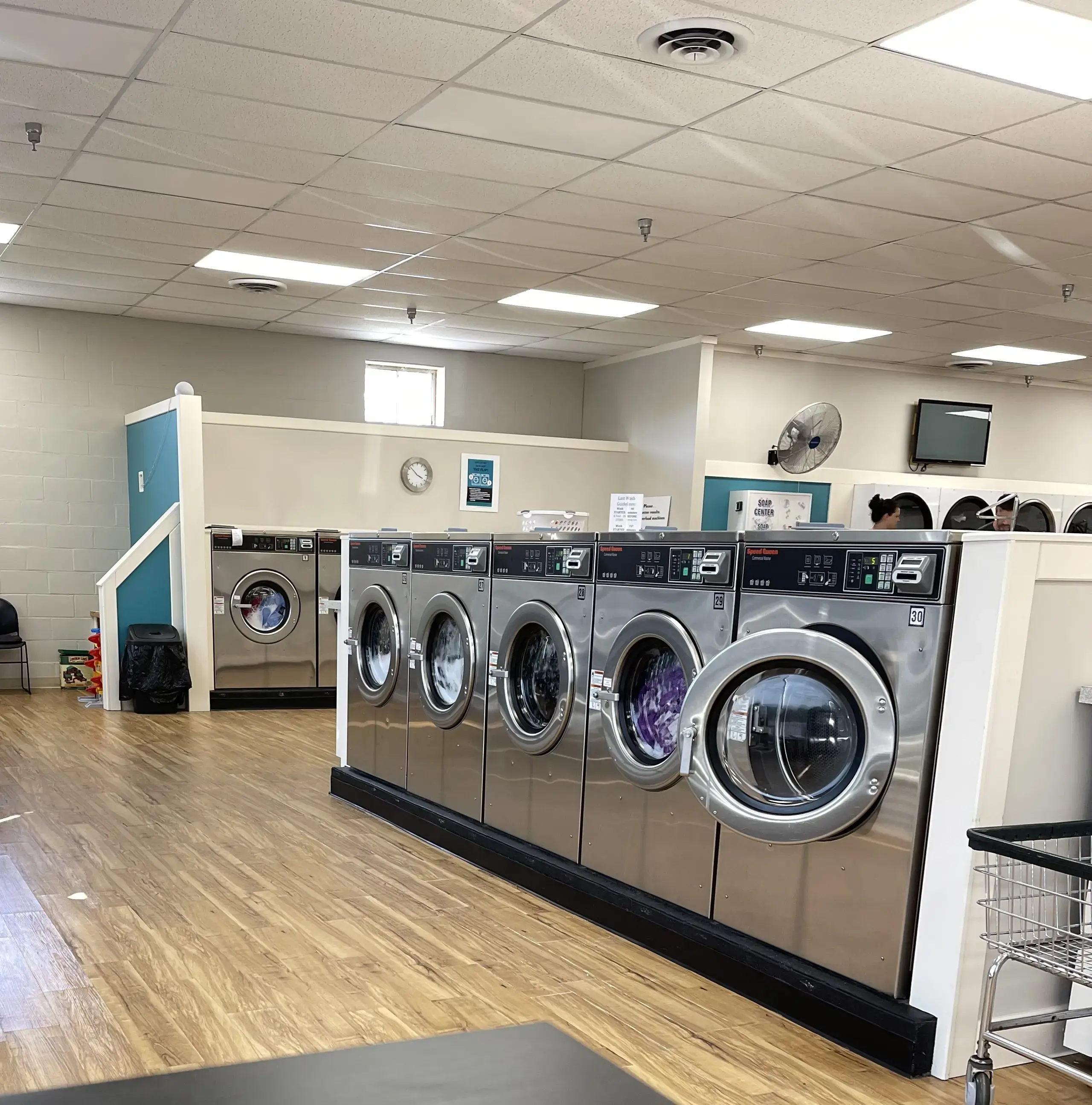 Suds Room Laundromat - Image 20