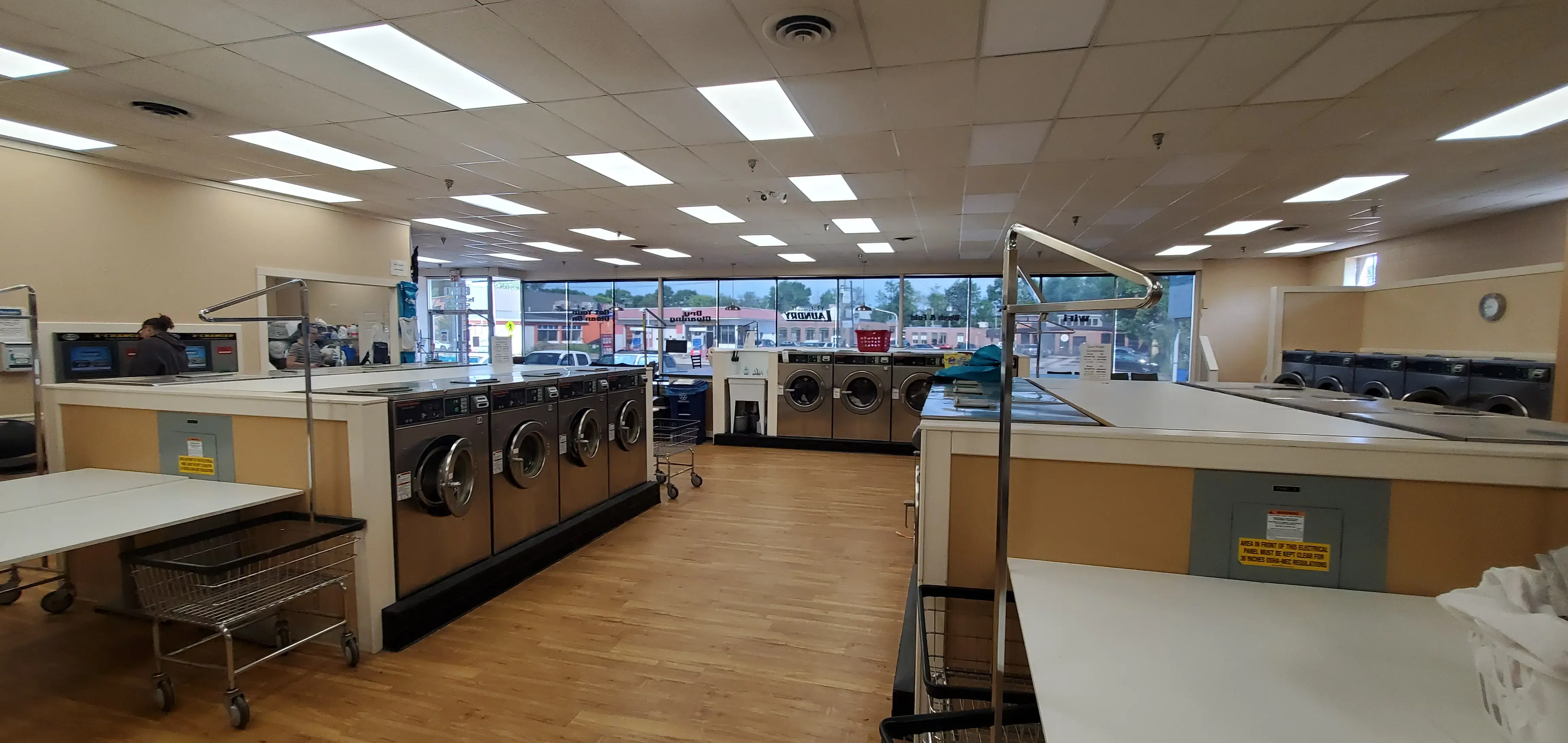 Suds Room Laundromat - Image 16