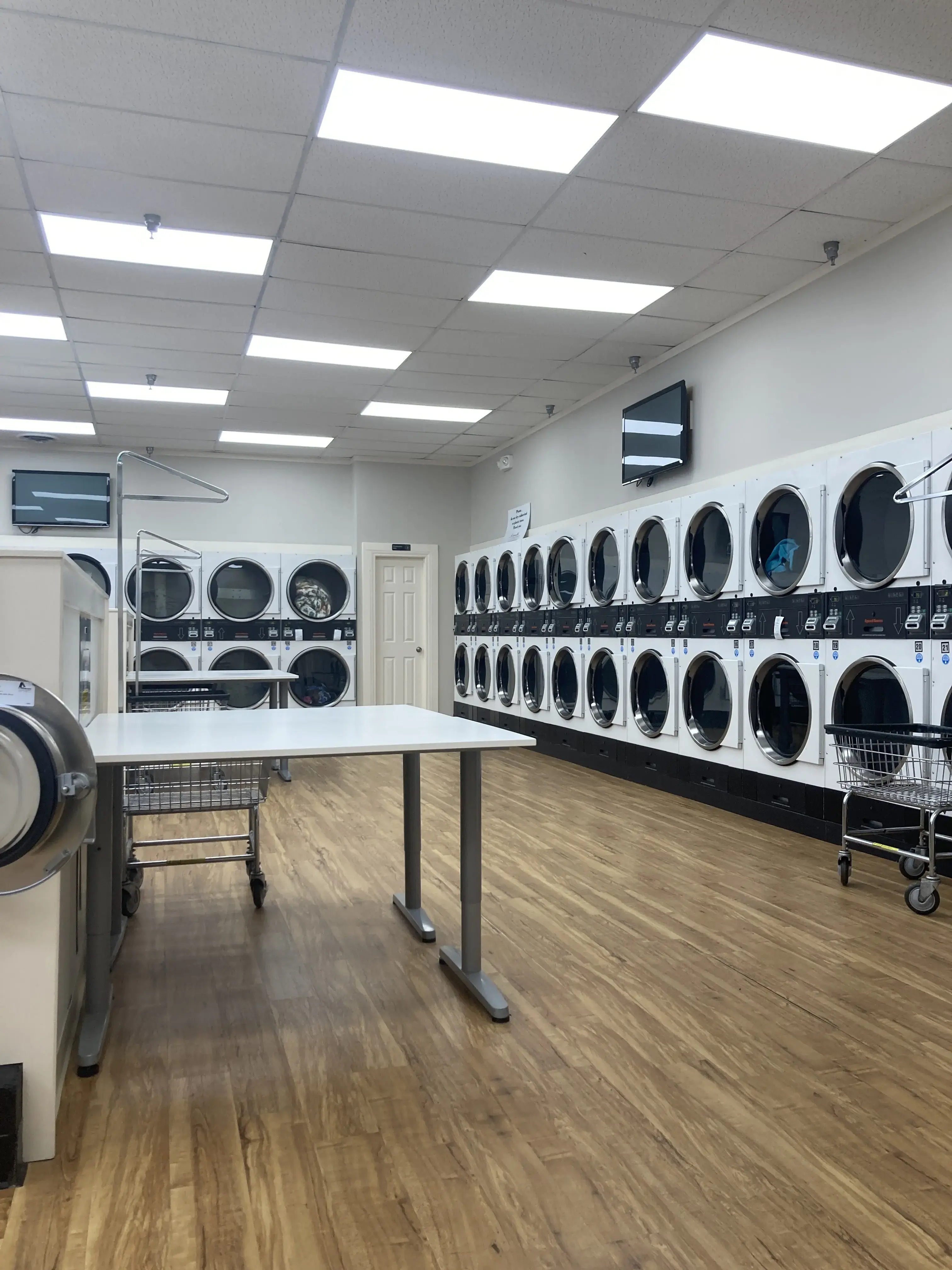 Suds Room Laundromat - Image 14