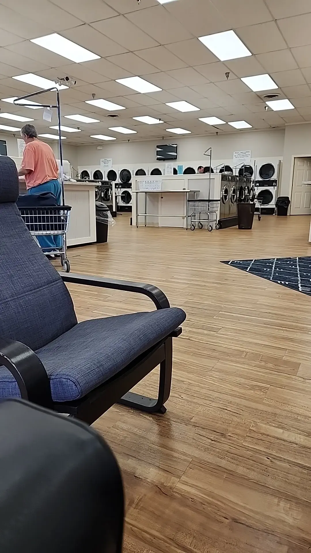 Suds Room Laundromat thumbnail 10