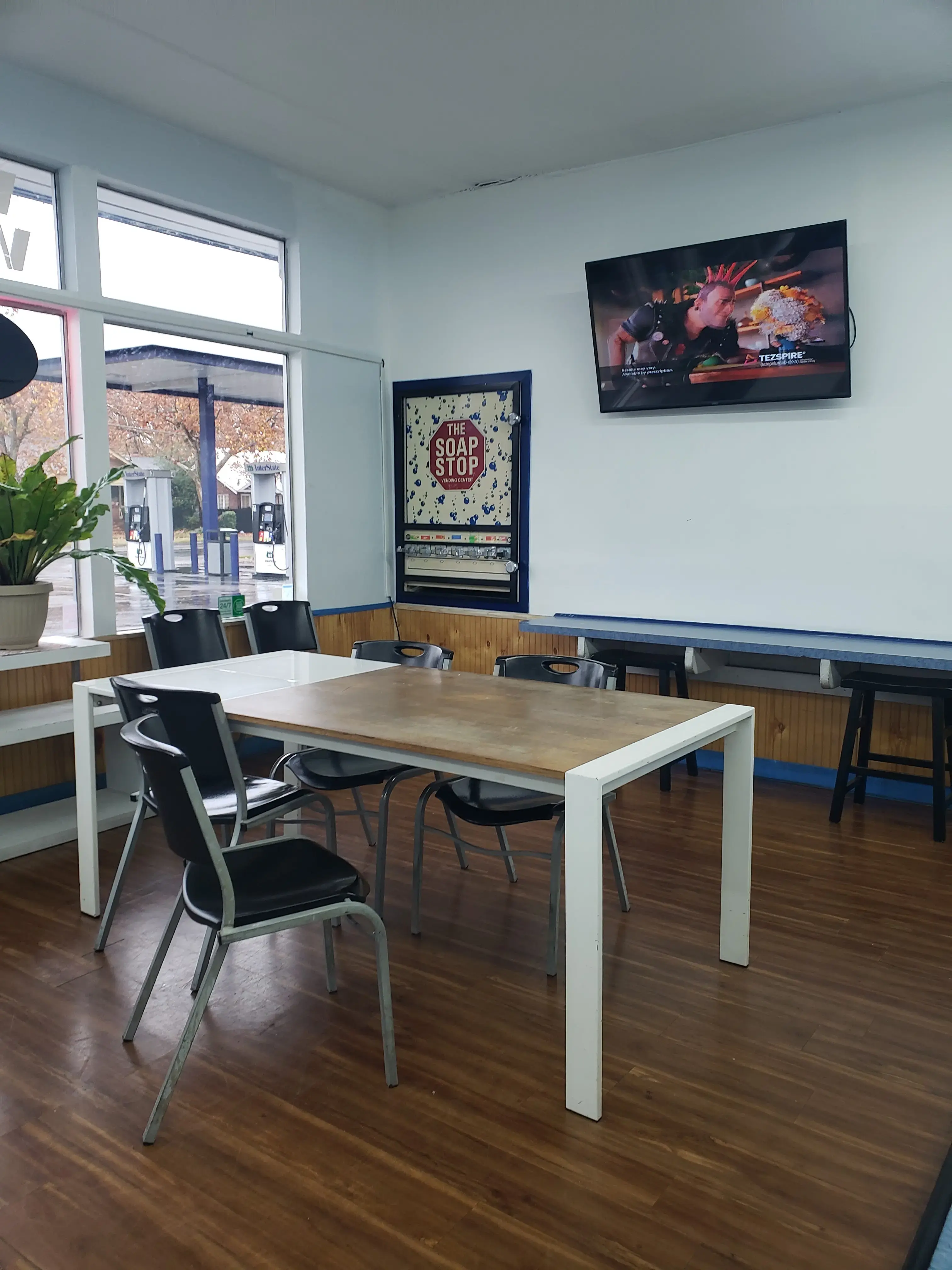 Sudz Yer Dudz Laundromat - Image 9