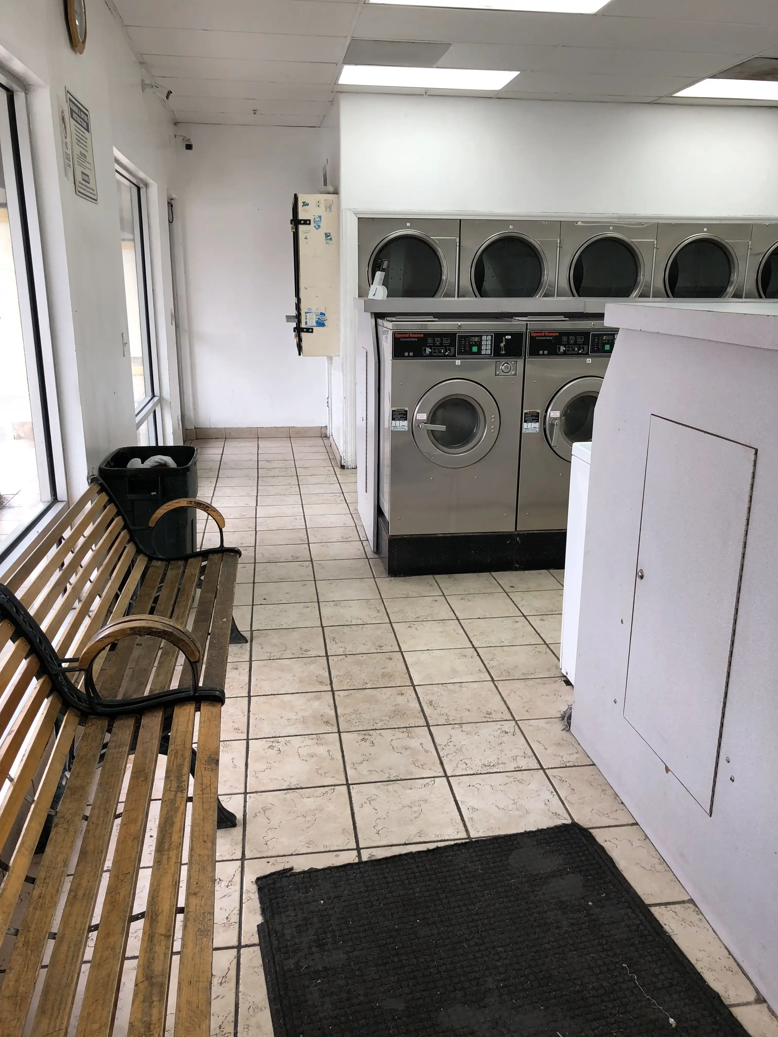 Sunlight Laundromat - Image 12