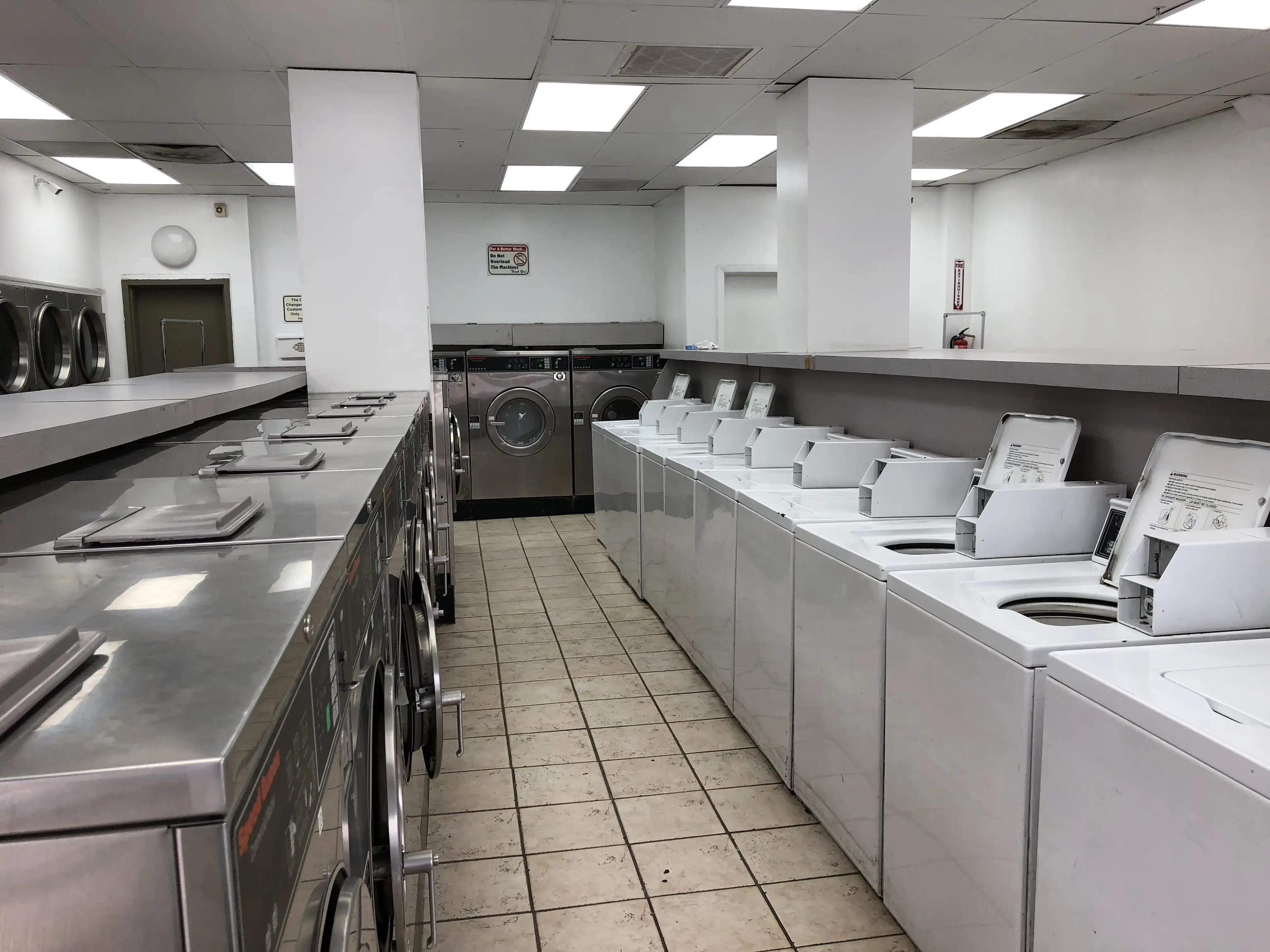 Sunlight Laundromat thumbnail 14