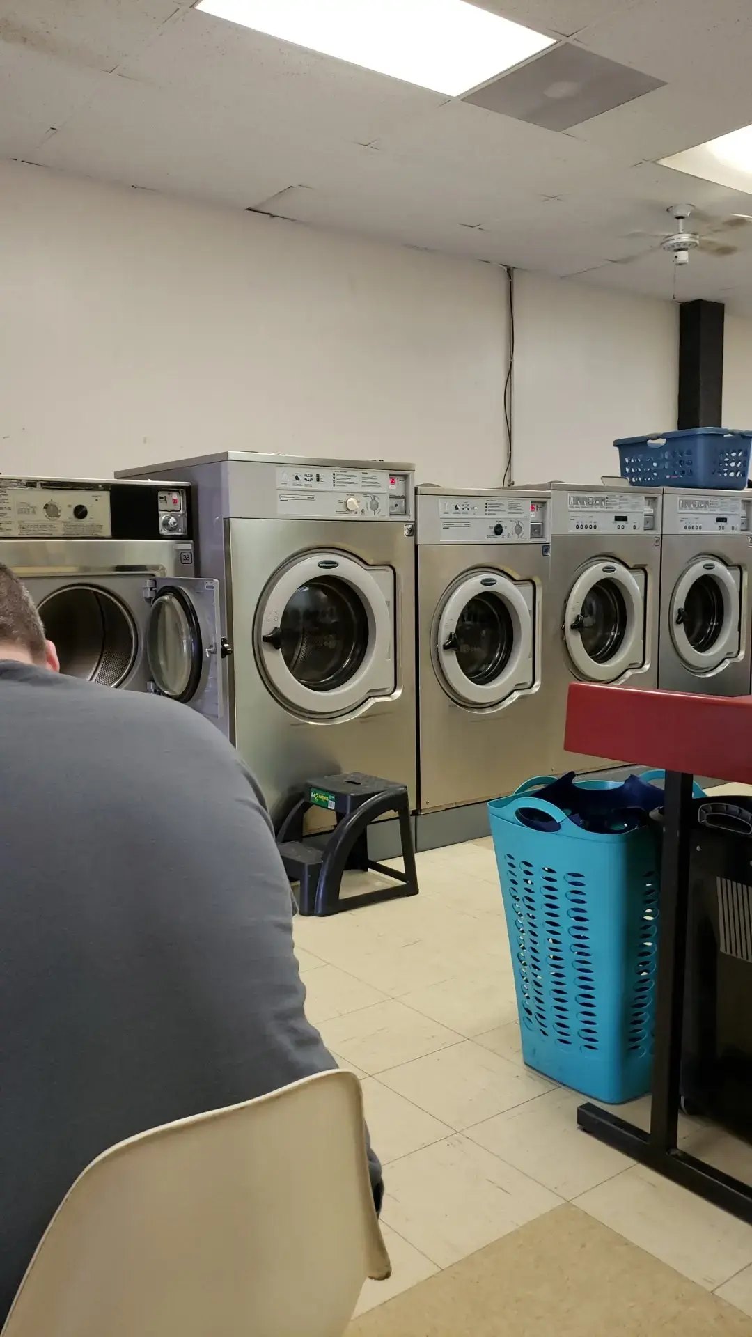 Sunny Laundromat - Image 1