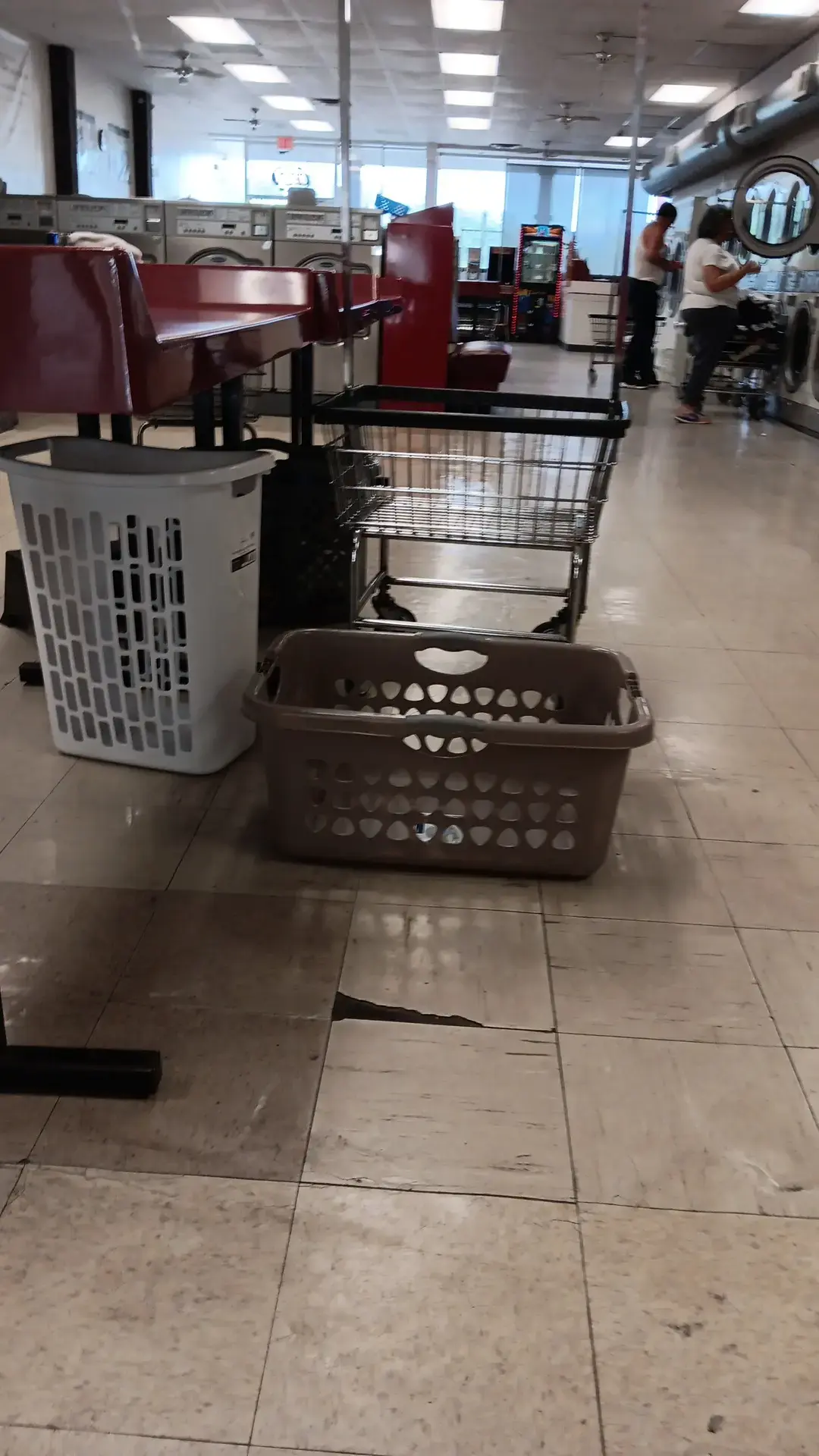 Sunny Laundromat - Image 2