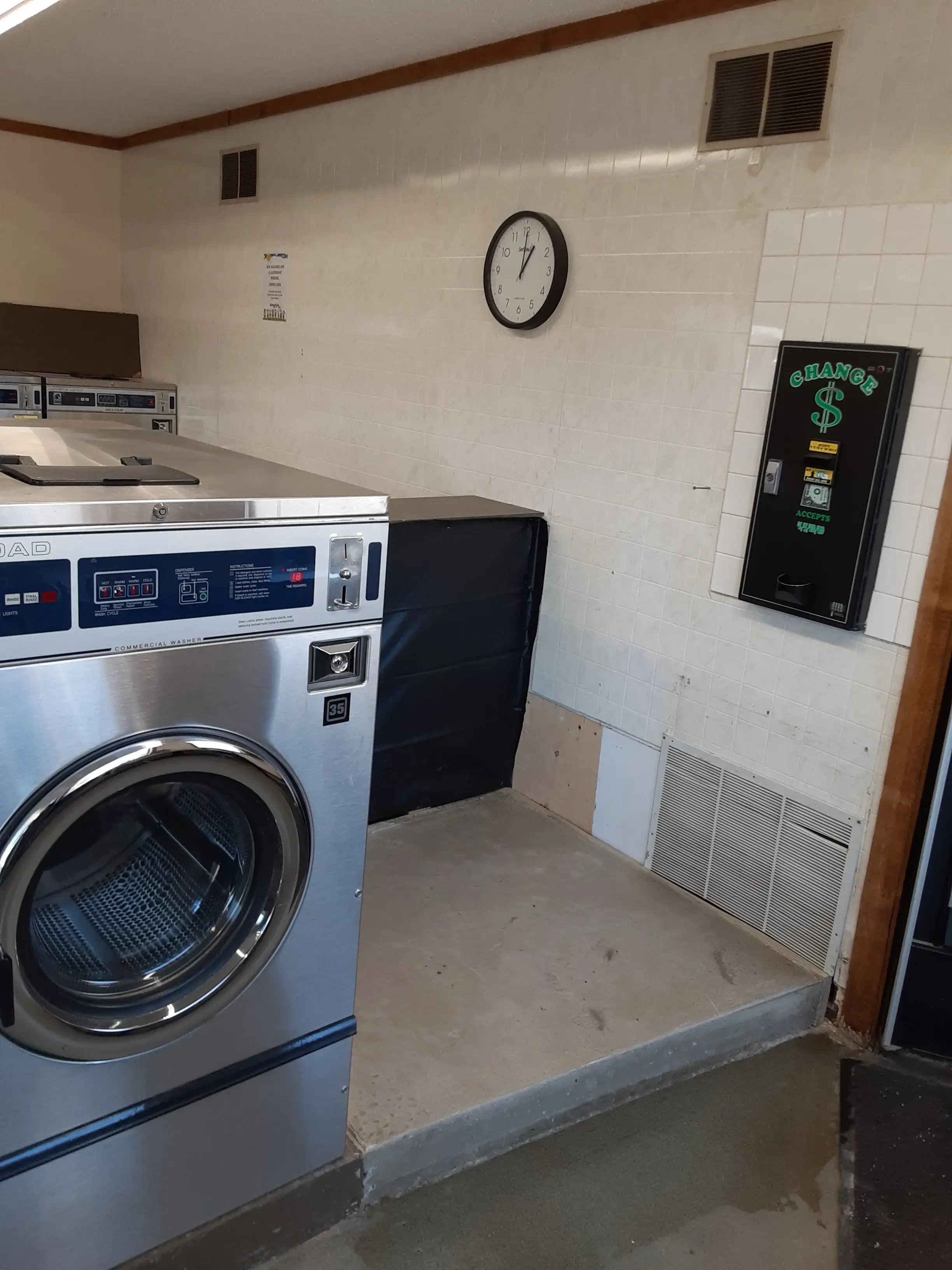 SunnySide Laundromat, Car Wash & Storage Units - Image 9