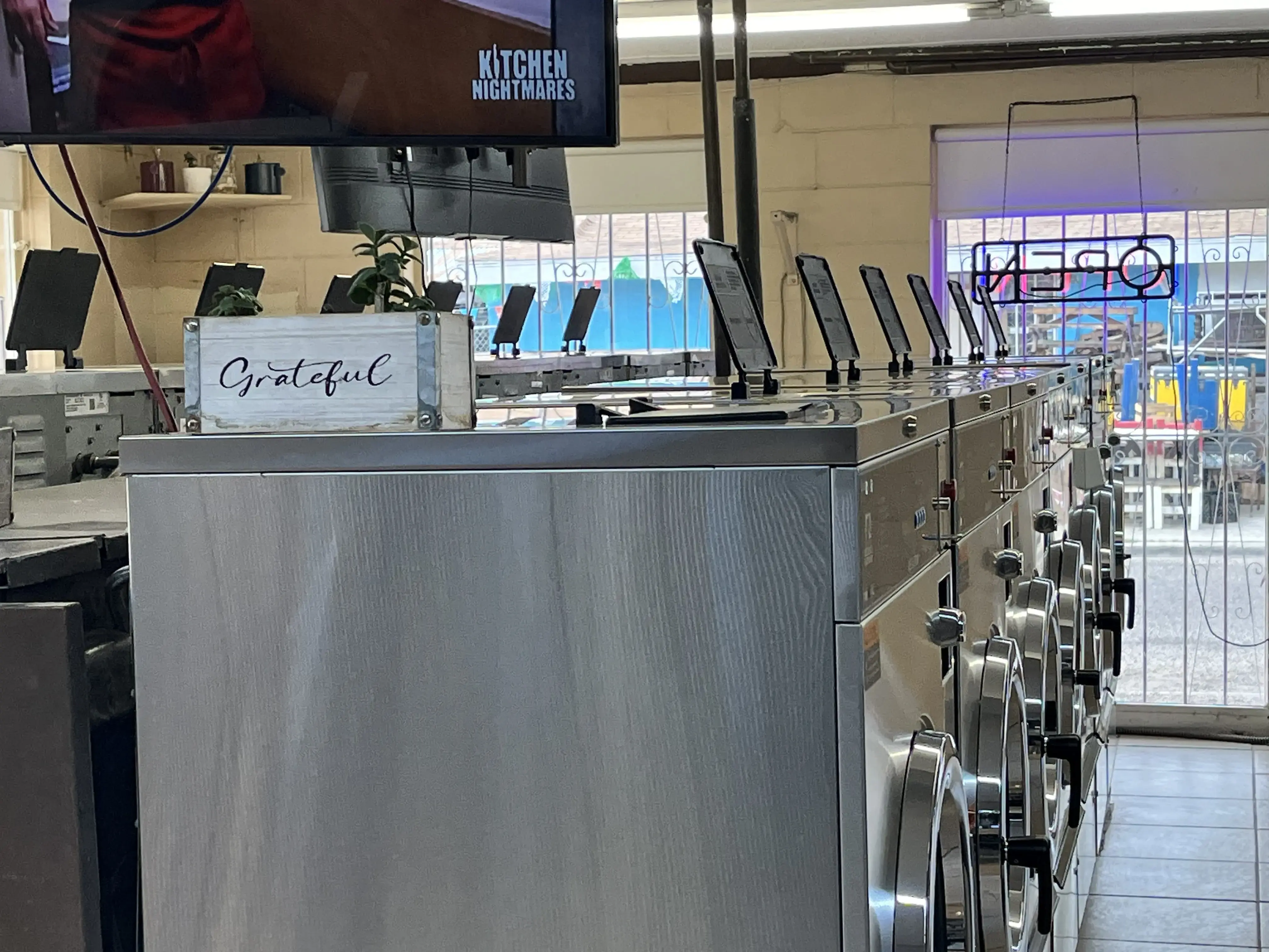 Sunshine Laredo's Laundromat thumbnail 11
