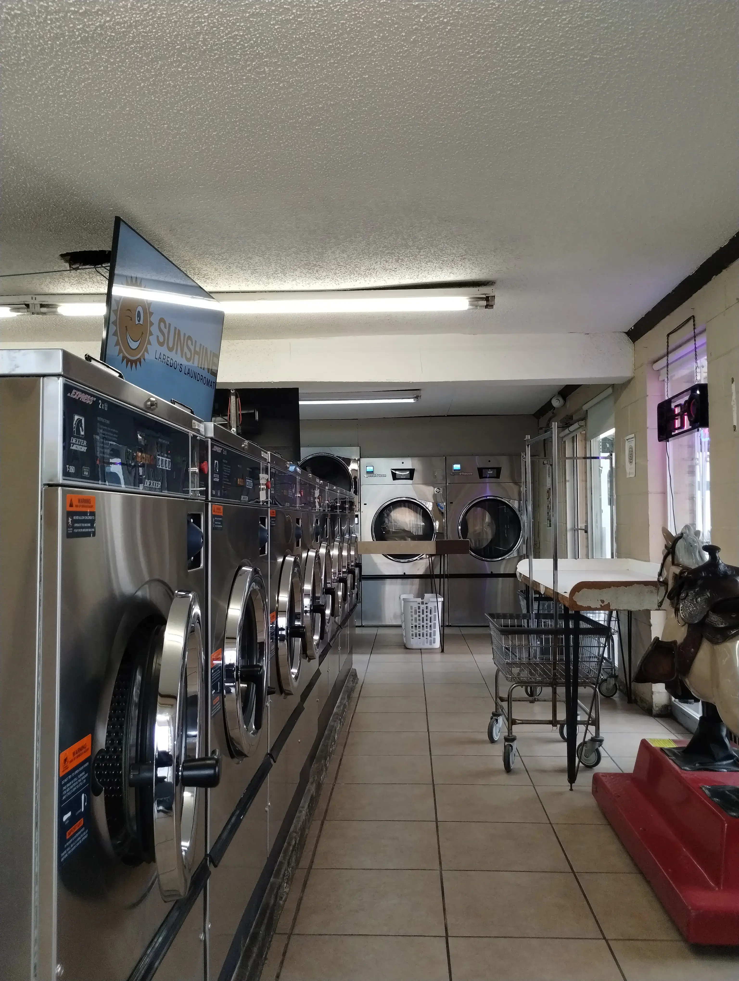 Sunshine Laredo's Laundromat thumbnail 15