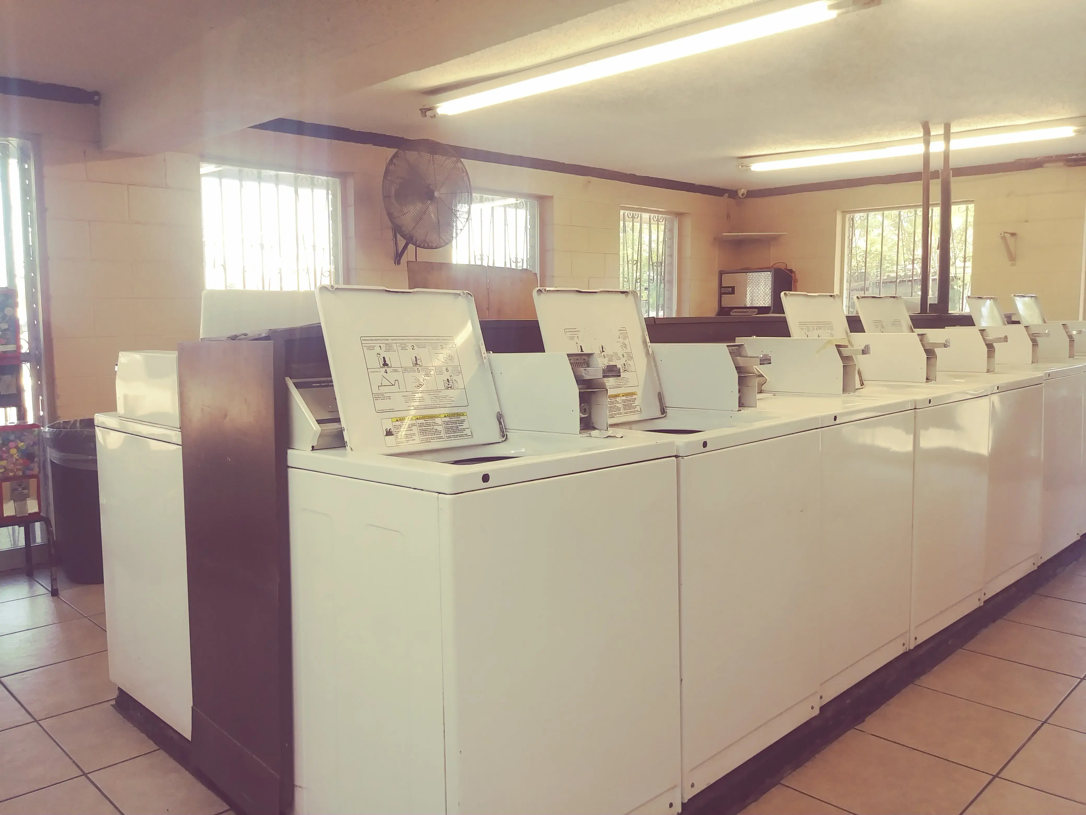 Sunshine Laredo's Laundromat - Image 12