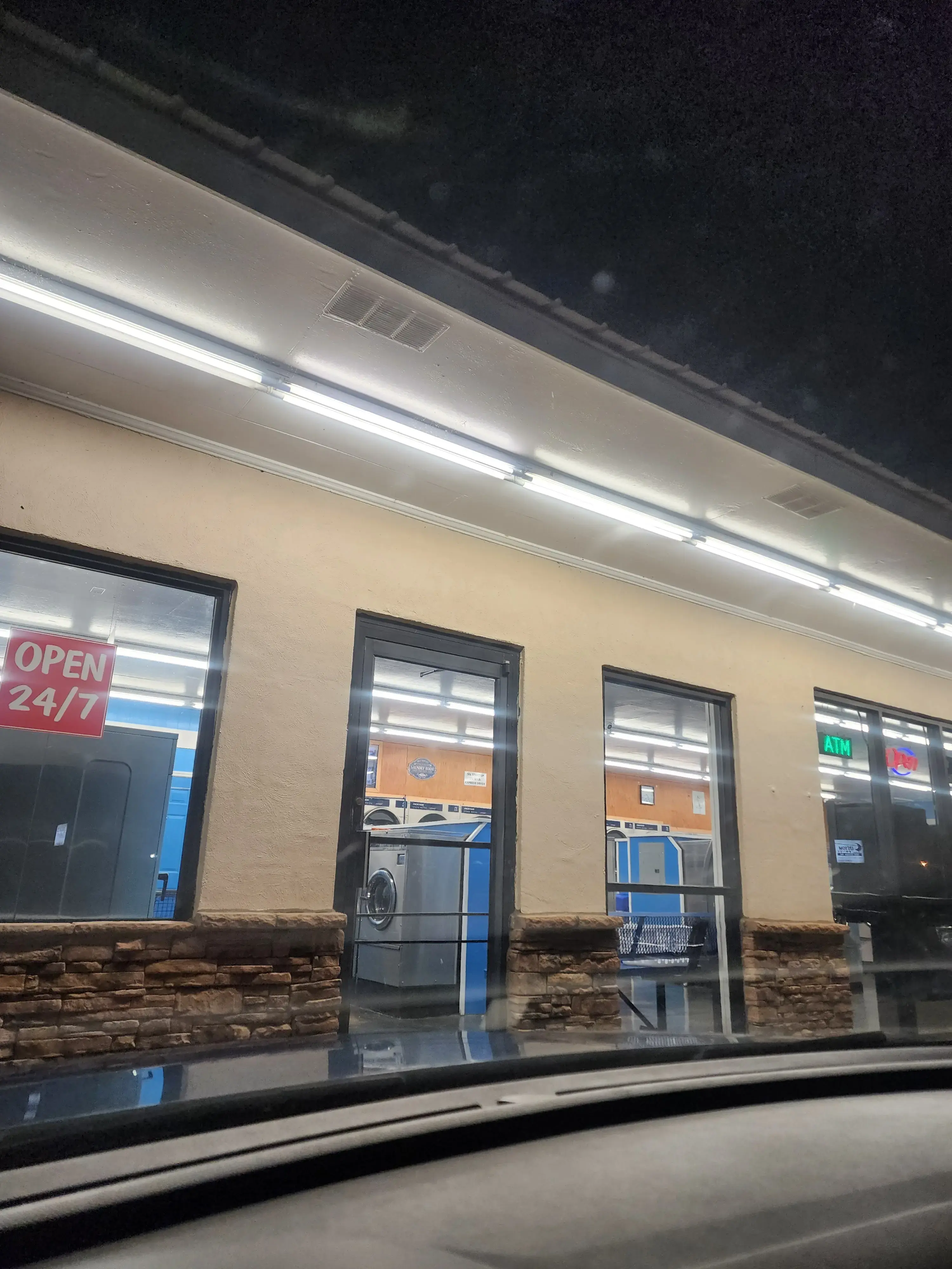 Super clean coin laundry - Image 7