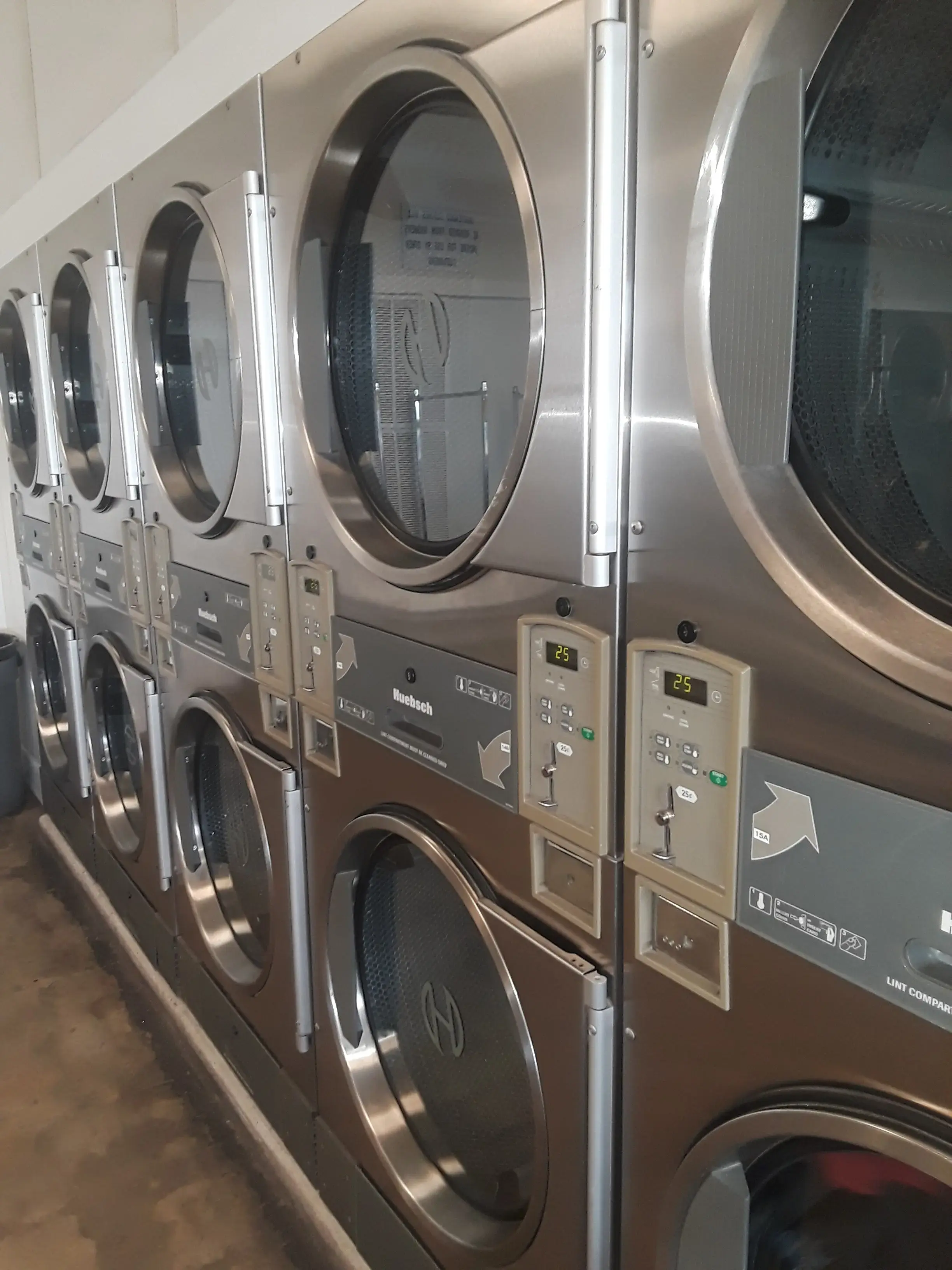 Super Clean Coin Laundry - Image 3