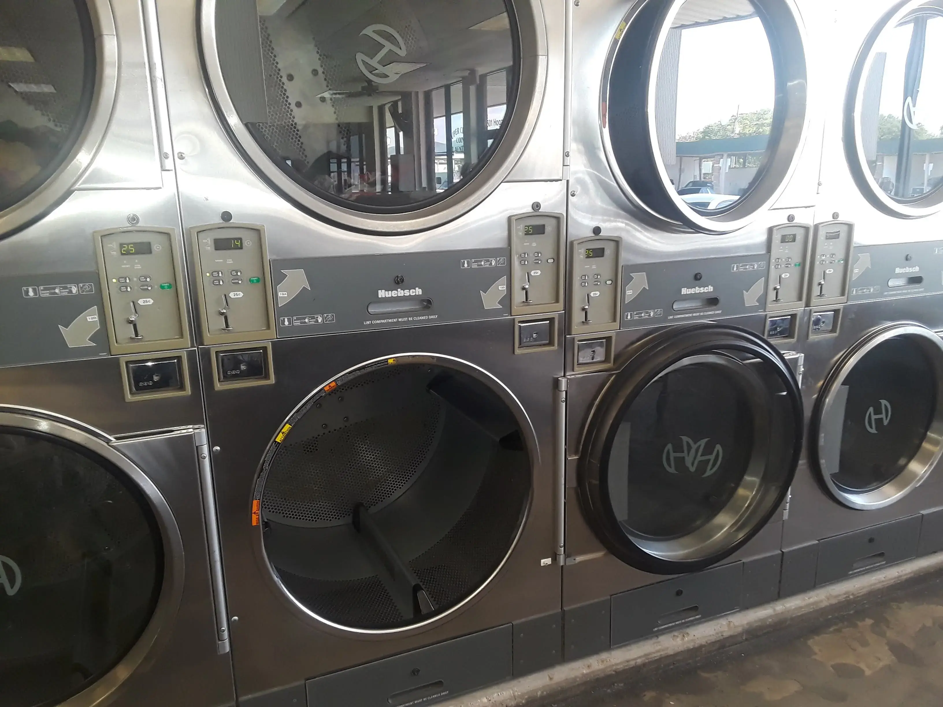 Super Clean Coin Laundry - Image 6