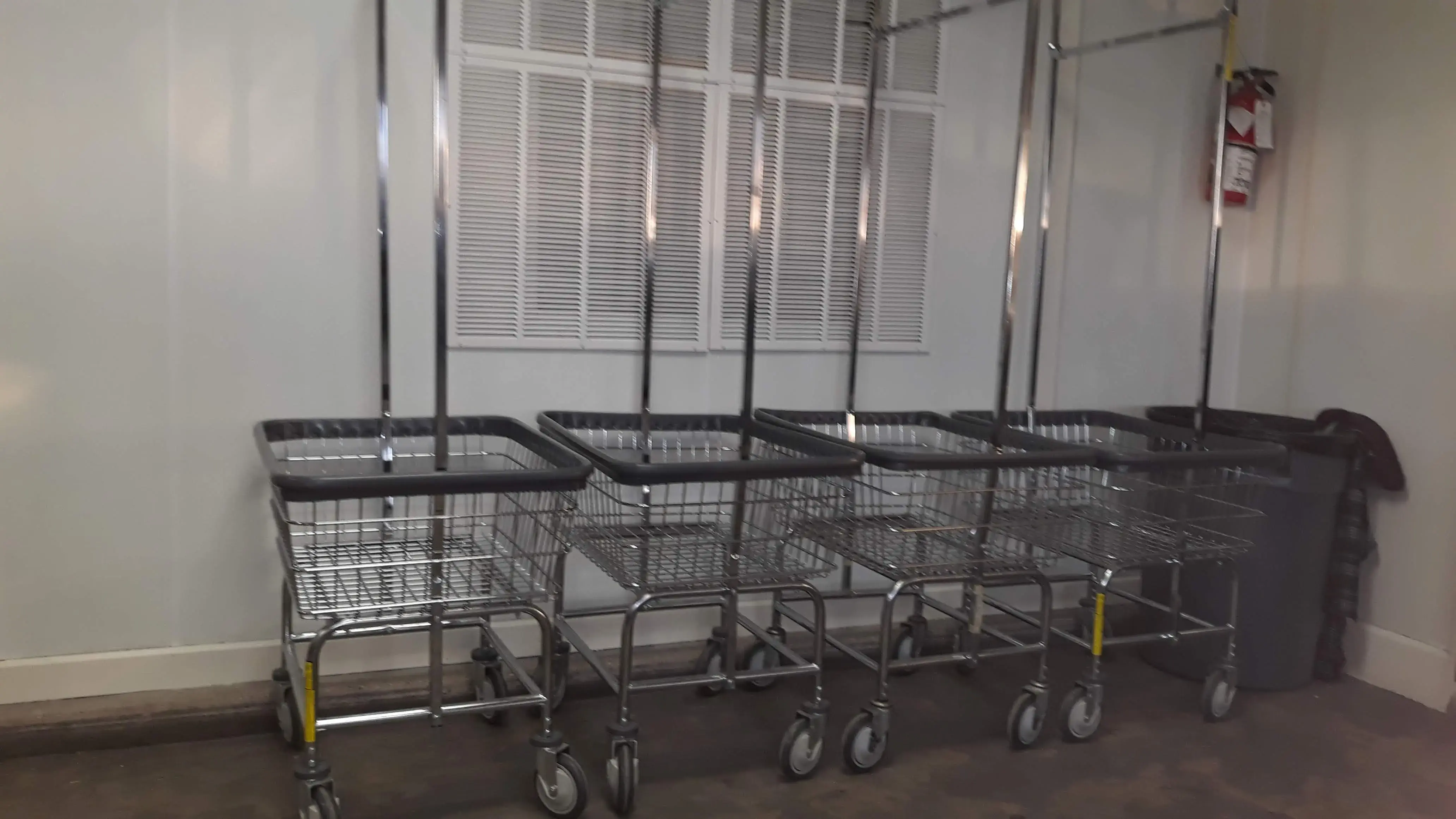 Super Clean Coin Laundry - Image 13