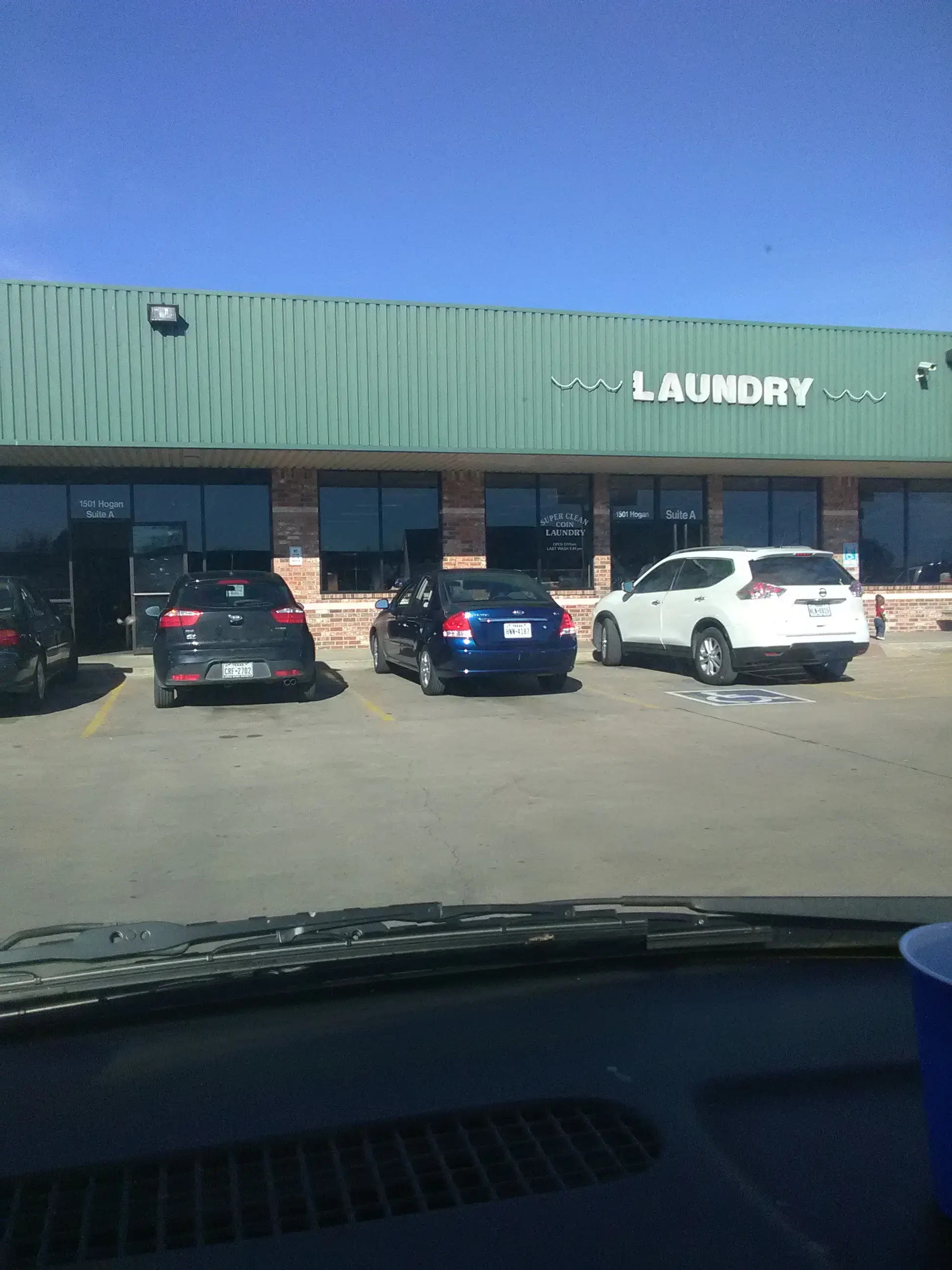 Super Clean Coin Laundry - Image 11