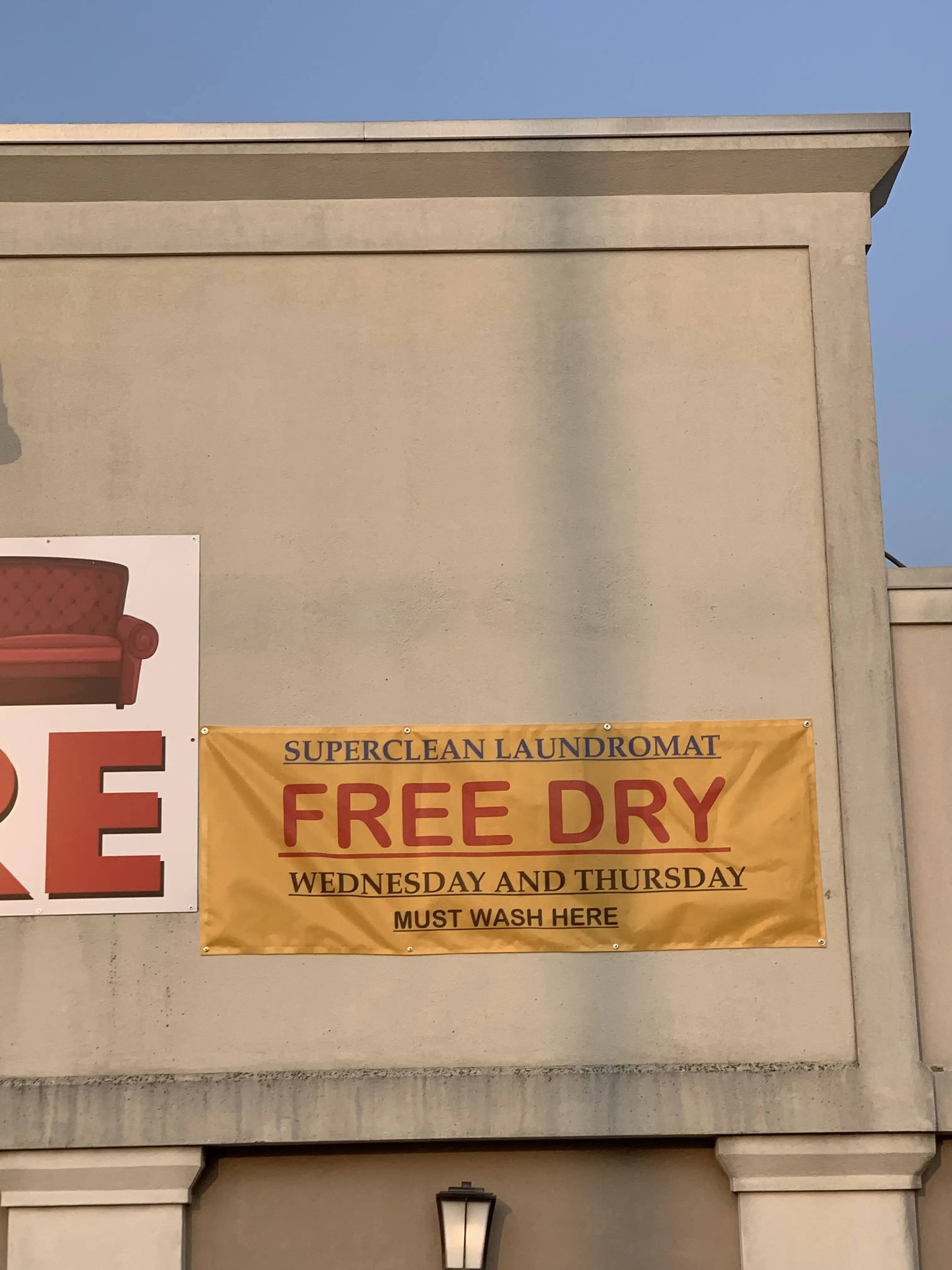 Super Clean Laundromat - Image 13