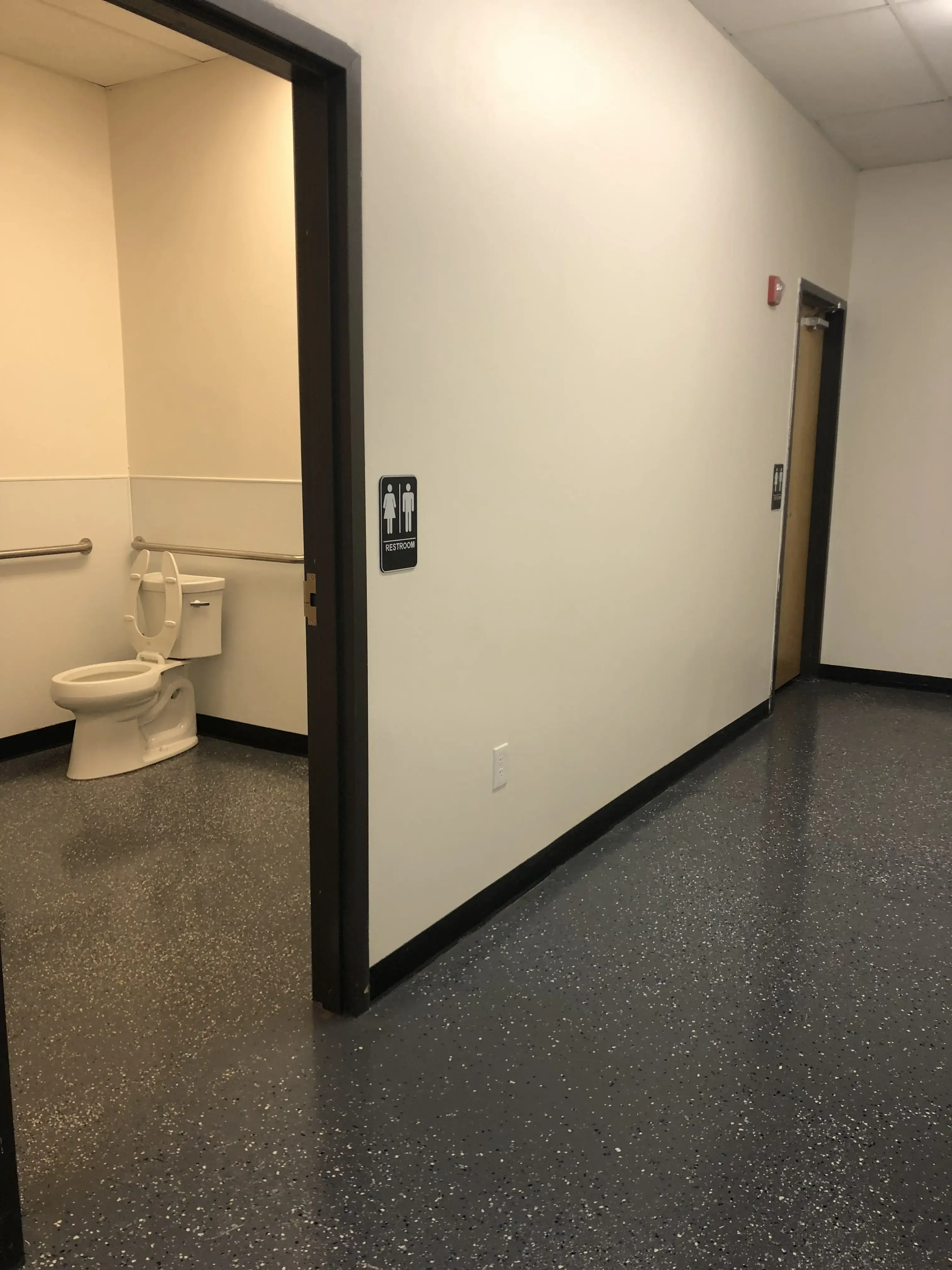 Super Clean Laundromat - Image 12