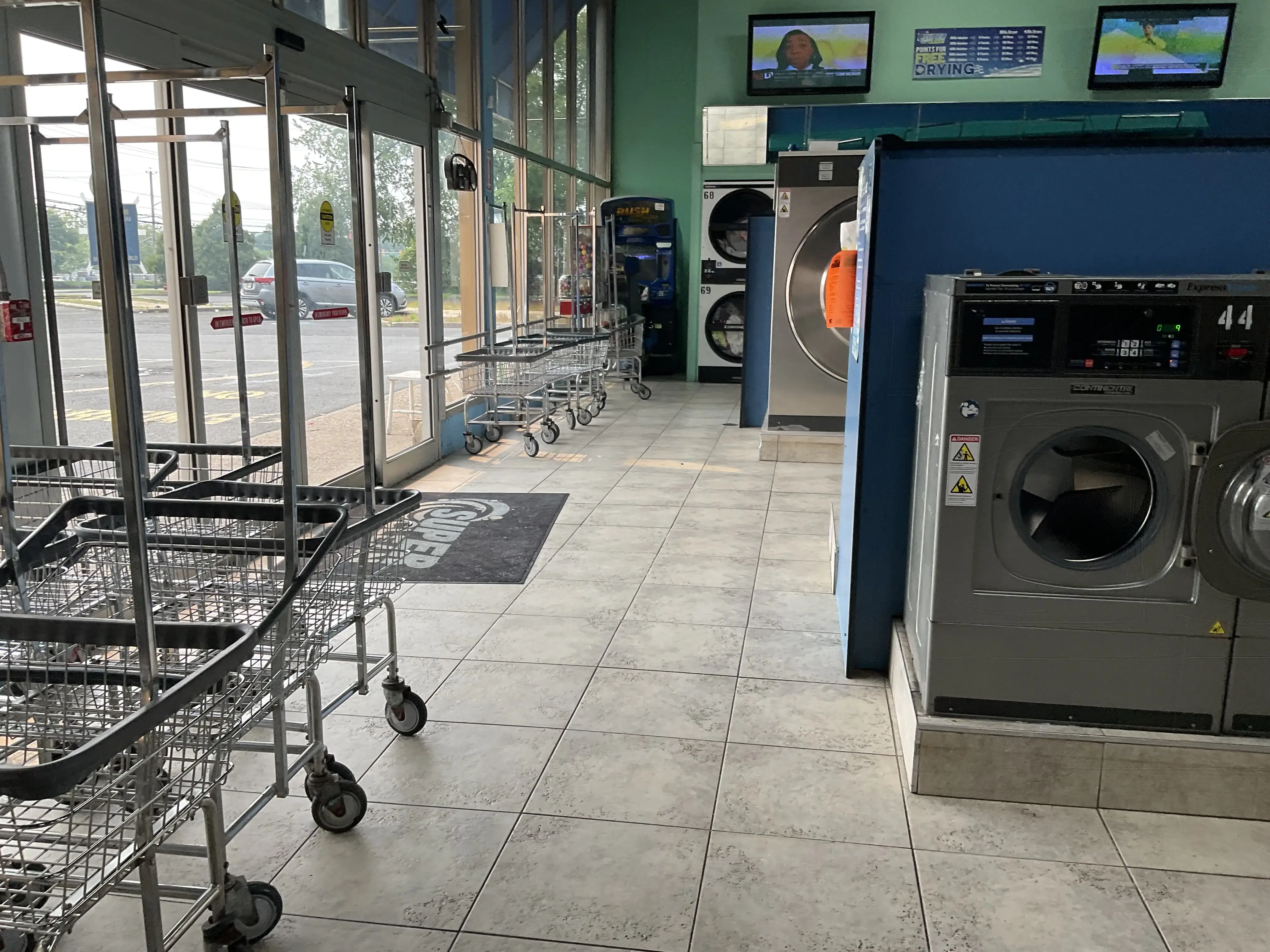 Super Clean Laundromat - Image 6