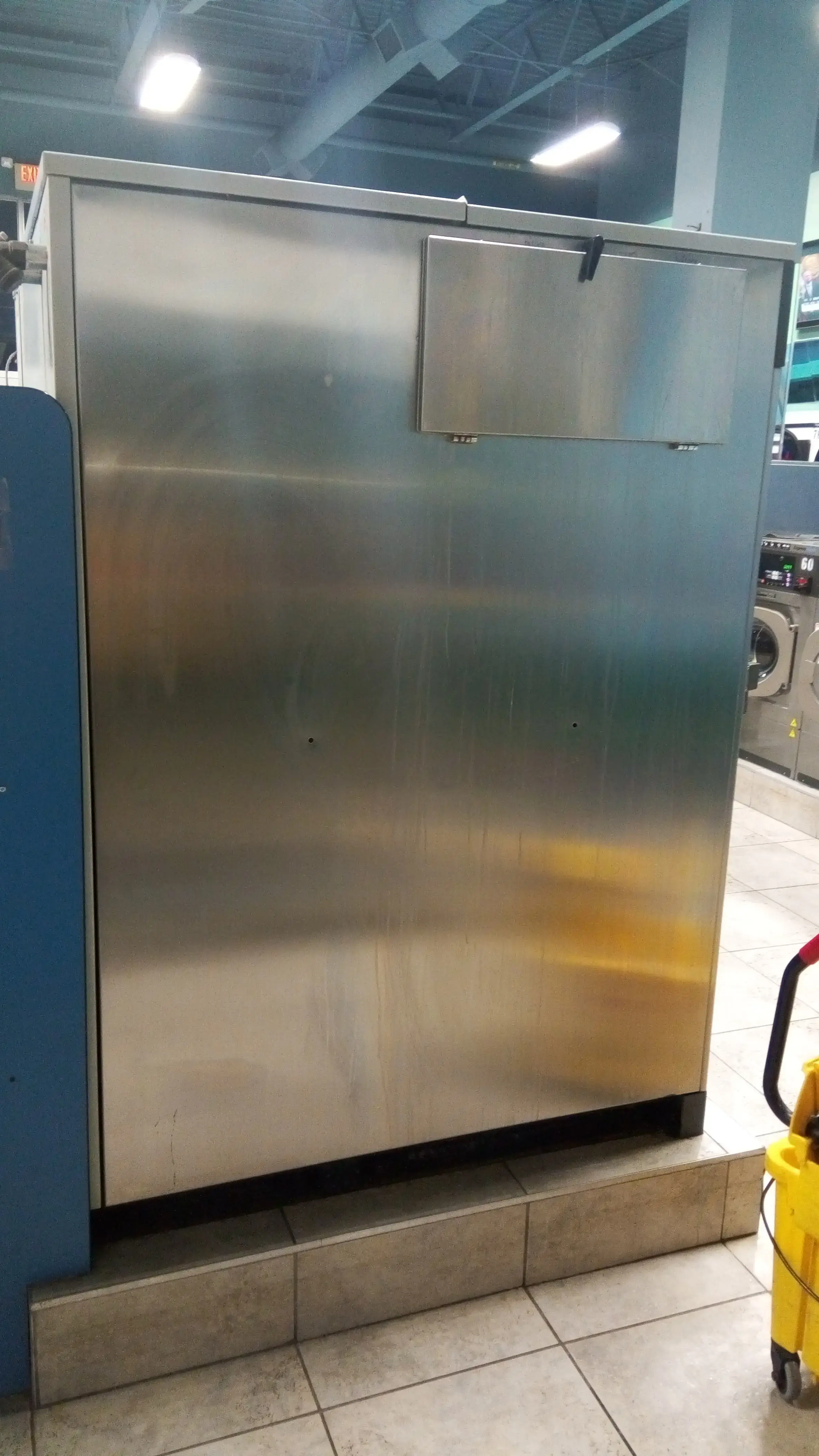 Super Clean Laundromat - Image 13