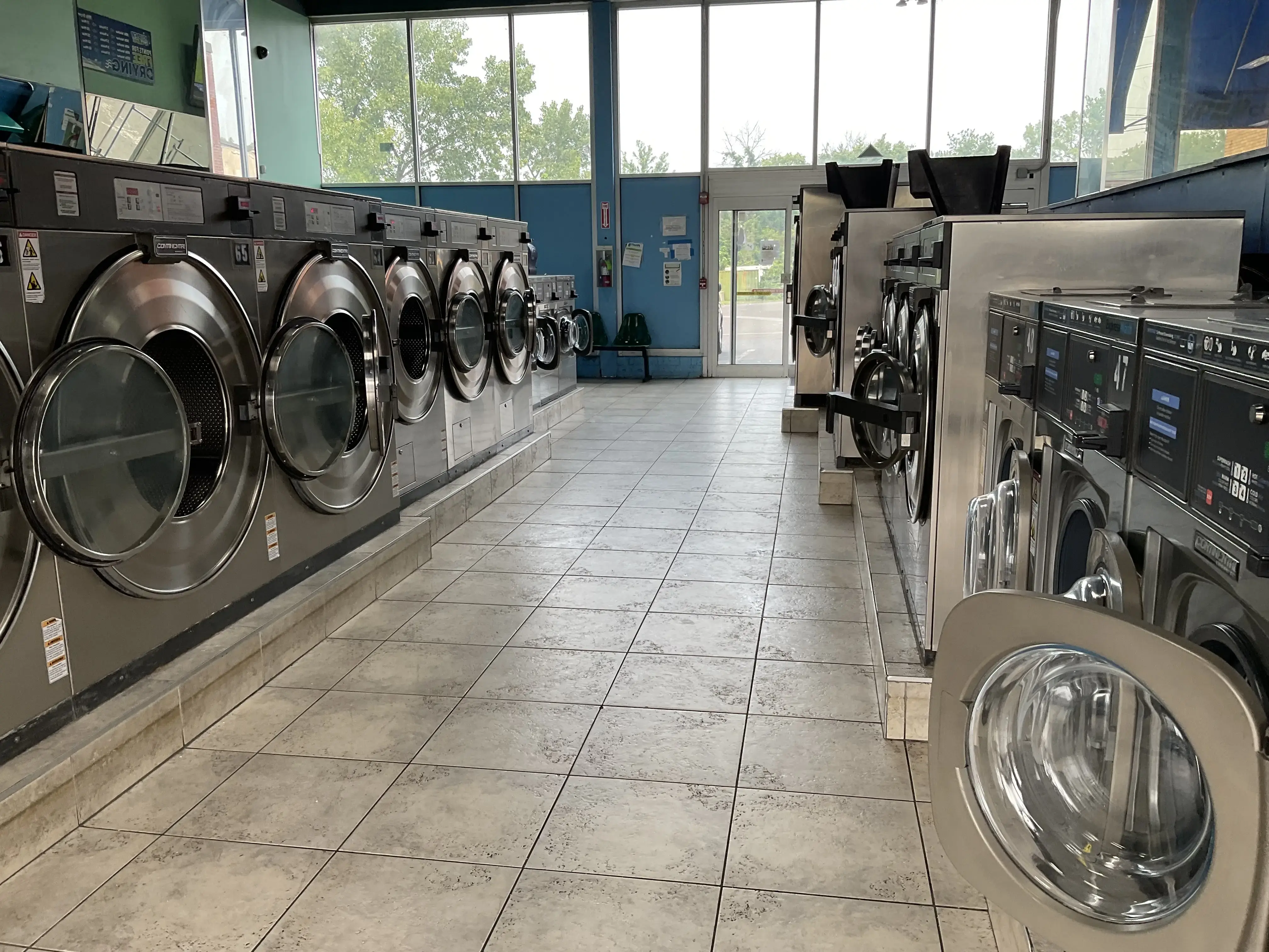Super Clean Laundromat - Image 5