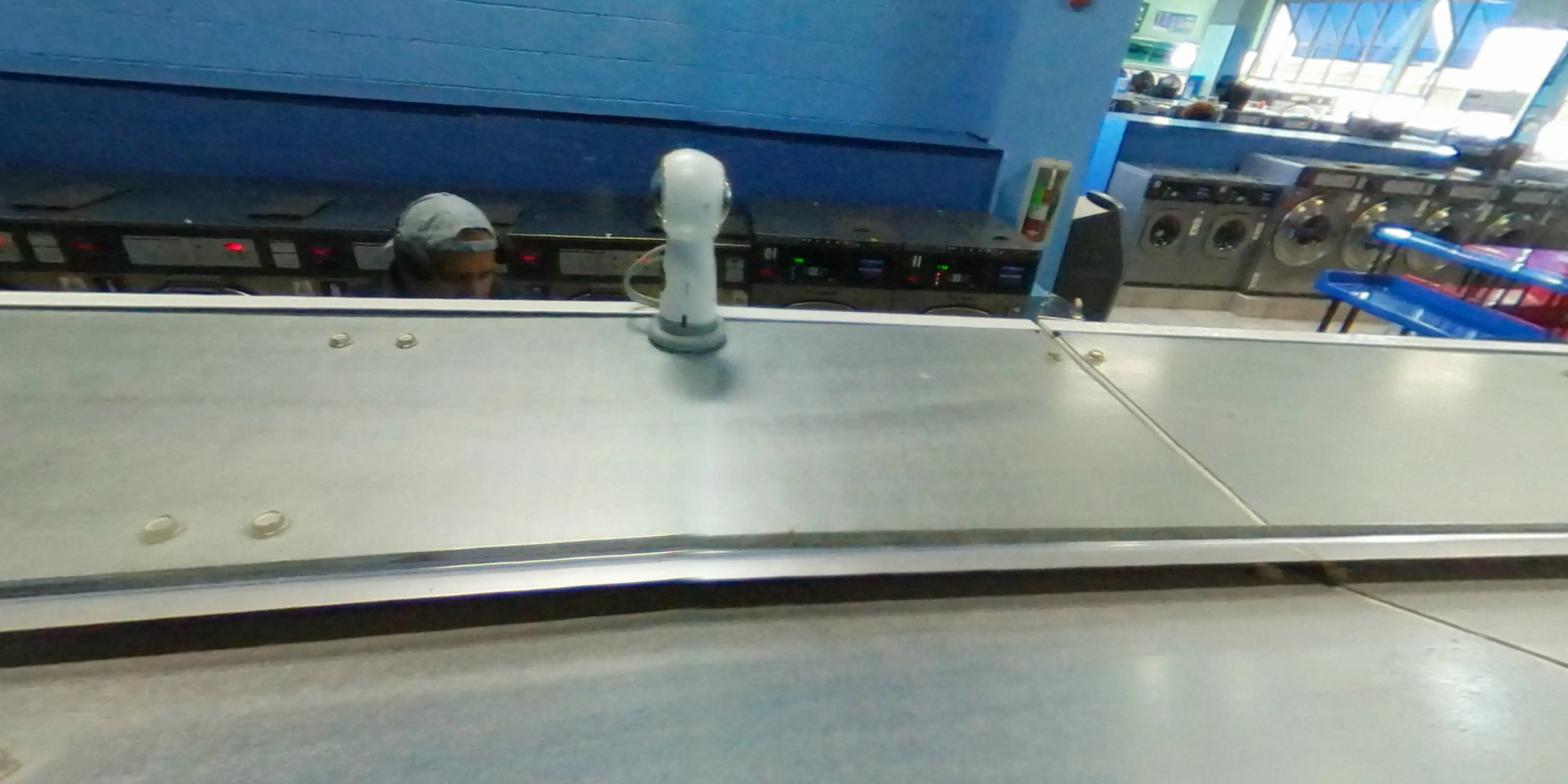 Super Clean Laundromat - Image 18