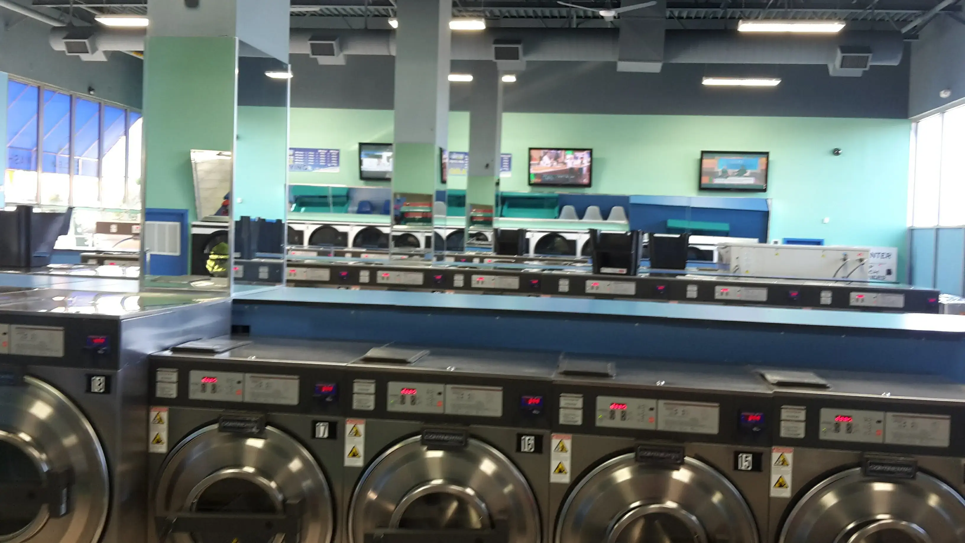 Super Clean Laundromat - Image 3