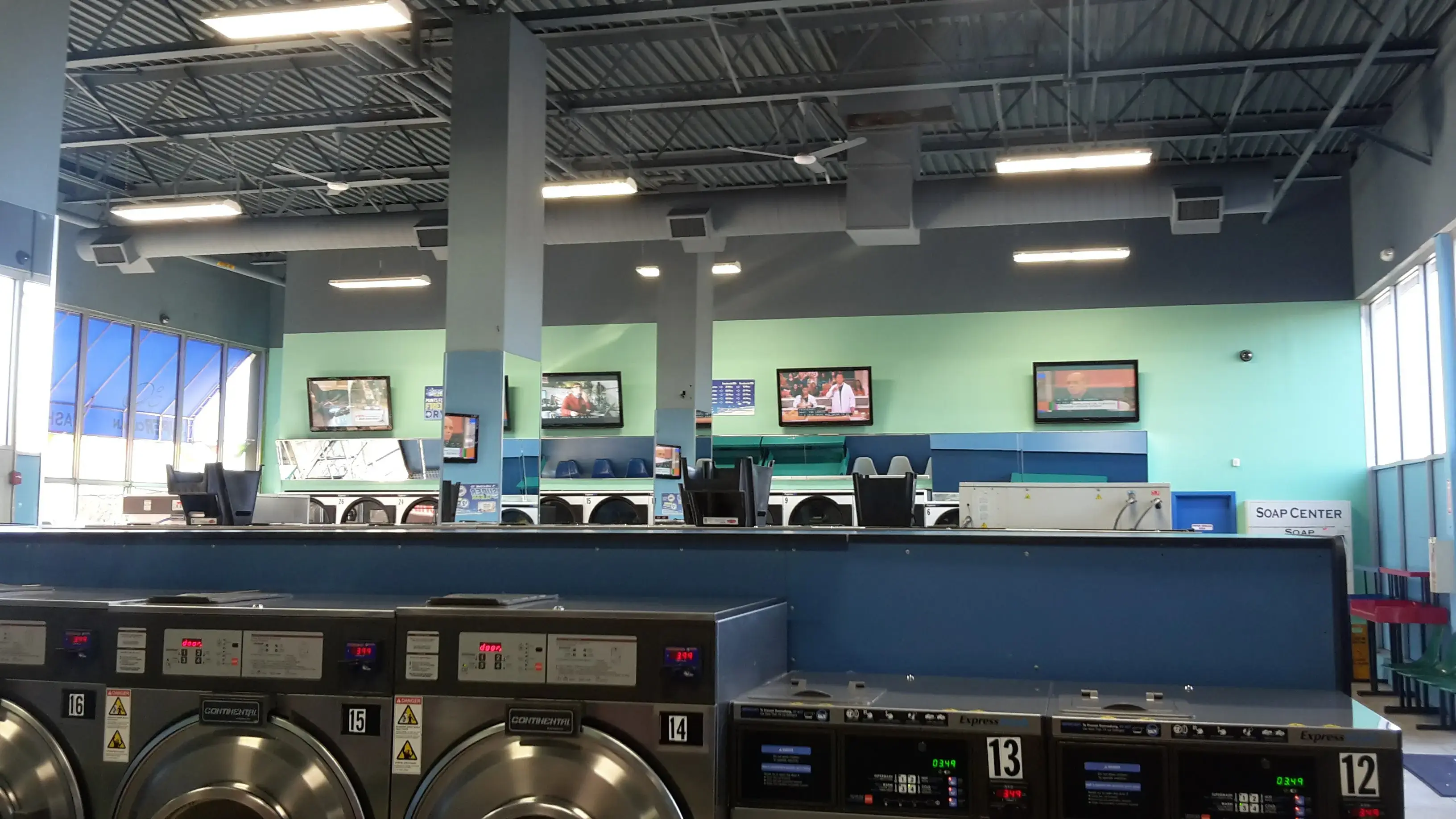 Super Clean Laundromat - Image 11