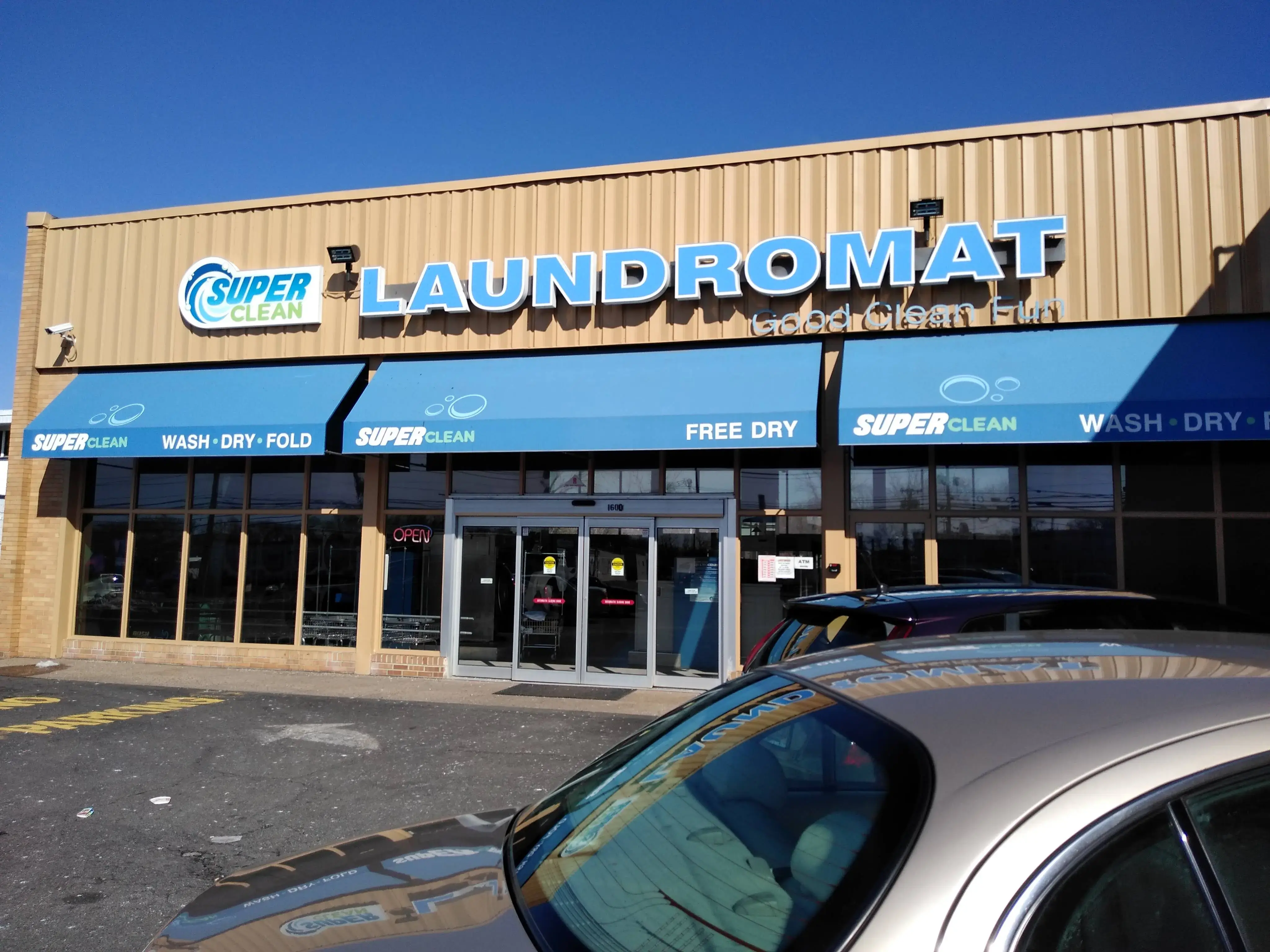 Super Clean Laundromat - Image 17