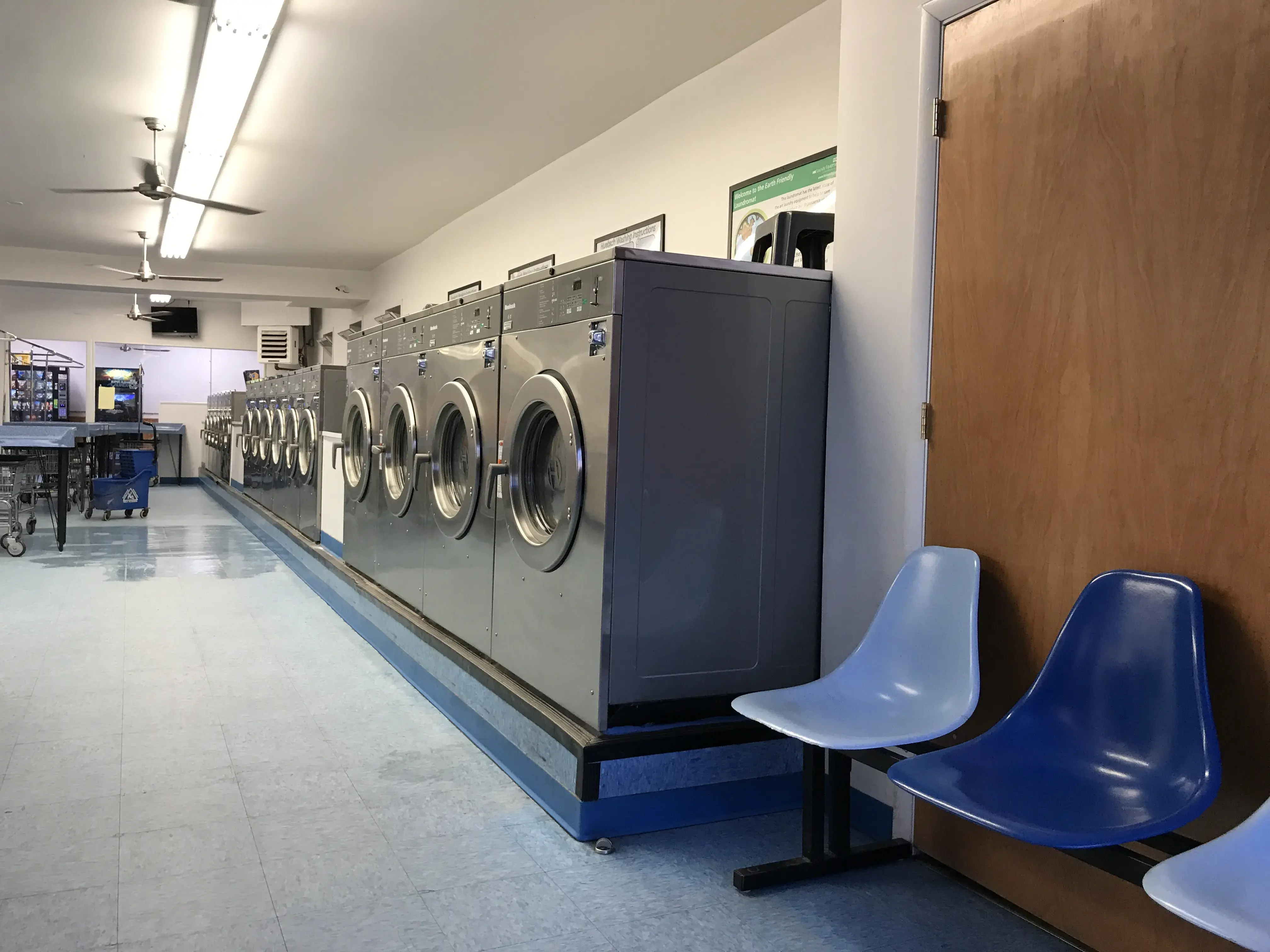 Super Clean Laundromat - Image 1