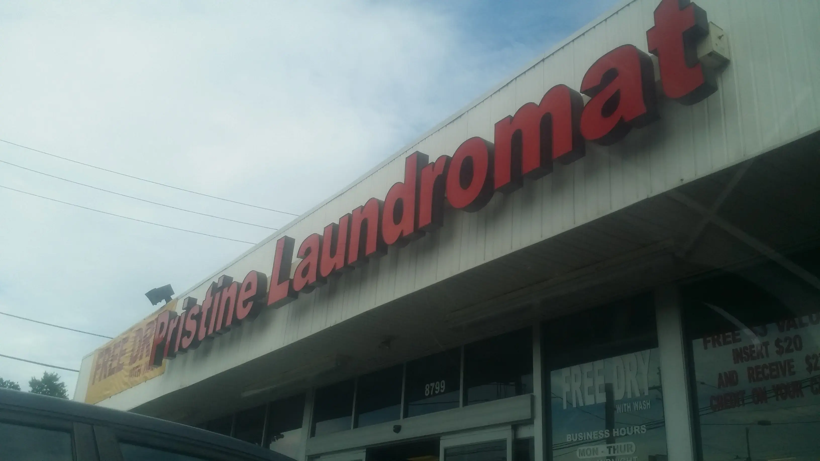 Super Clean Laundromat Plus - Image 20