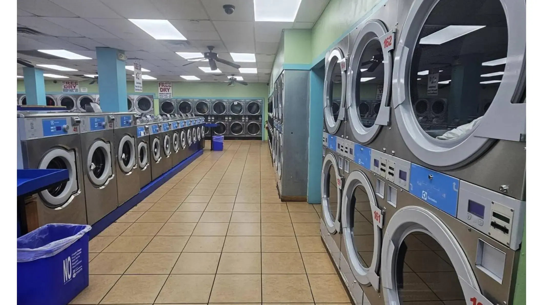 Super Clean Laundromat Plus - Image 1