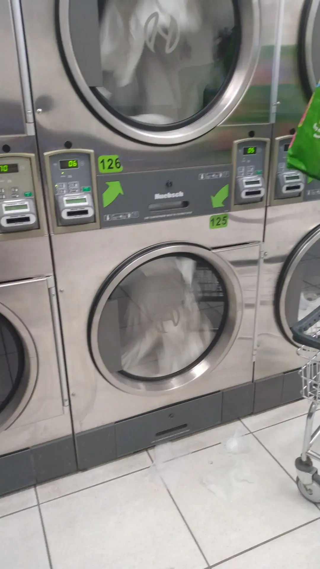 Super Clean Laundromat - Image 15