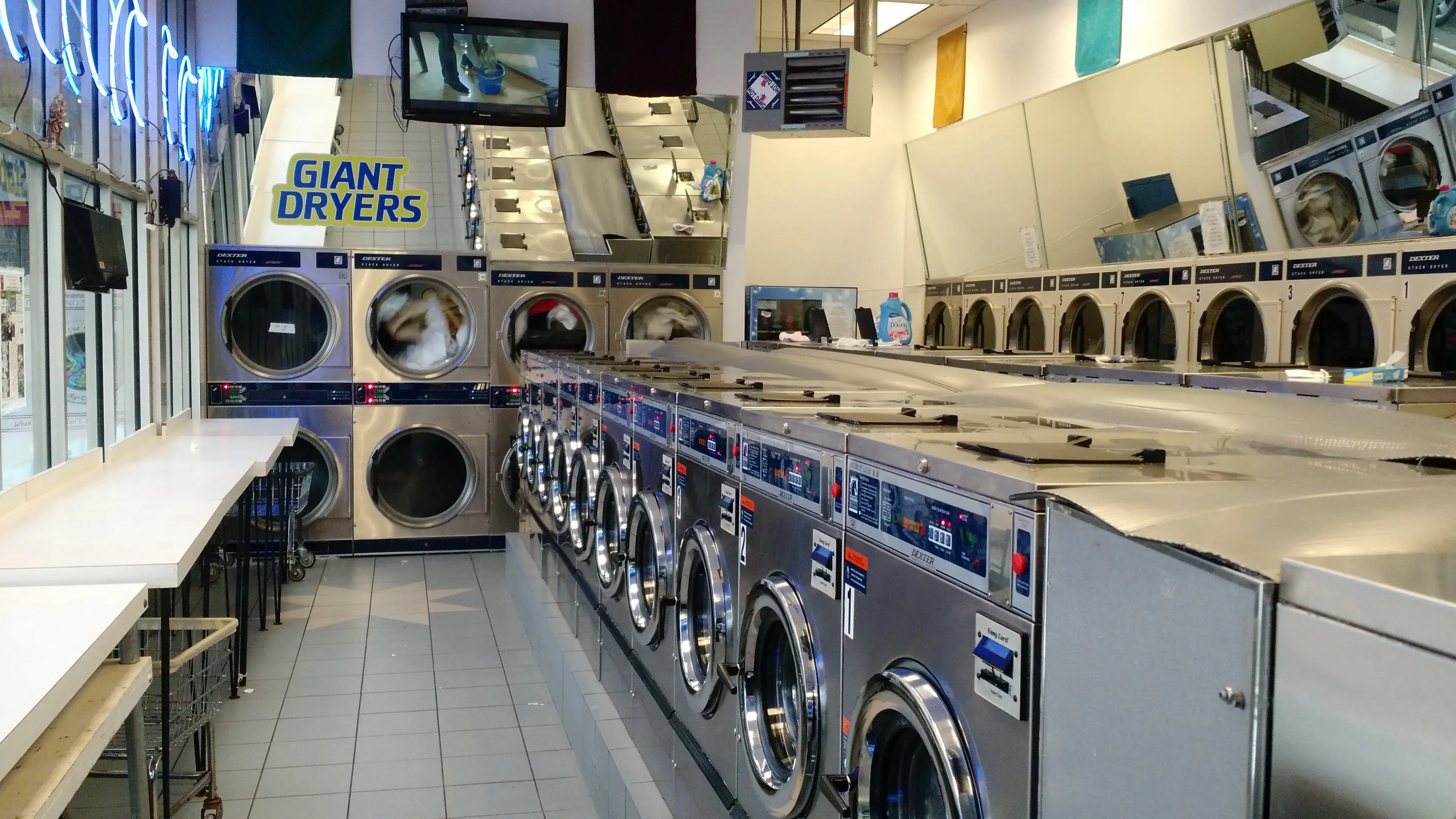 SUPER CLEAN Laundromat - Image 2