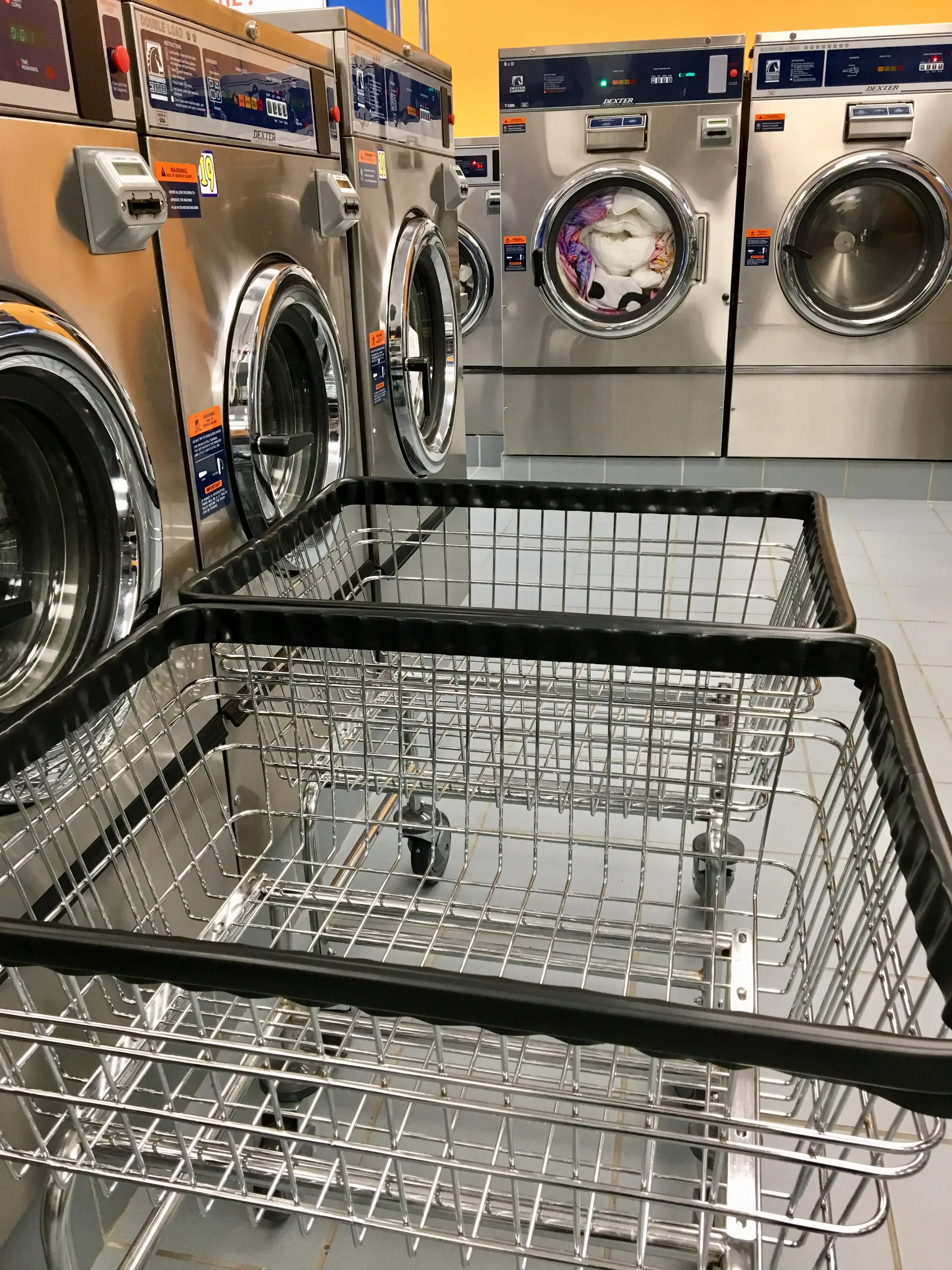 SUPER CLEAN Laundromat - Image 4