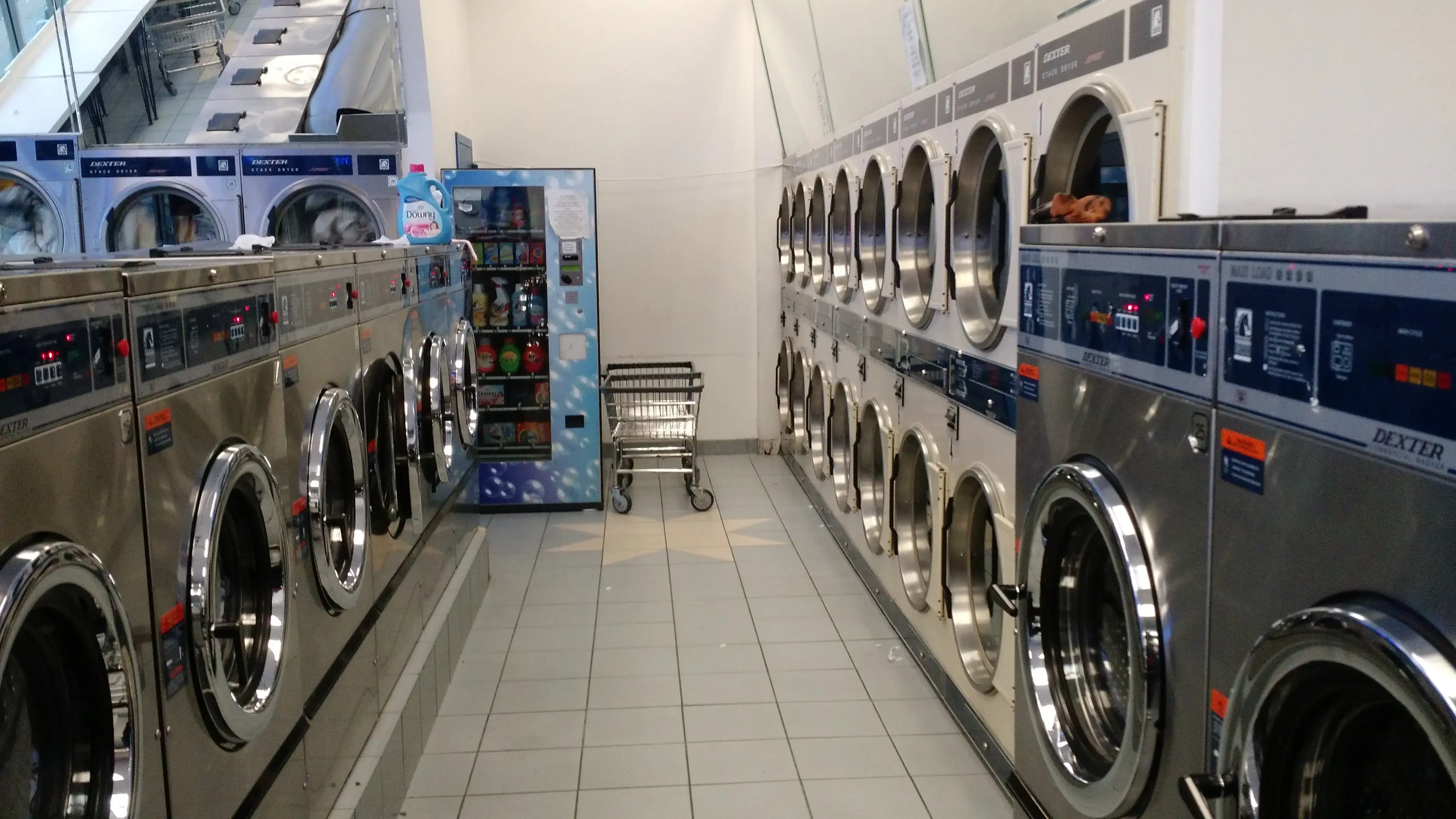 SUPER CLEAN Laundromat - Image 1