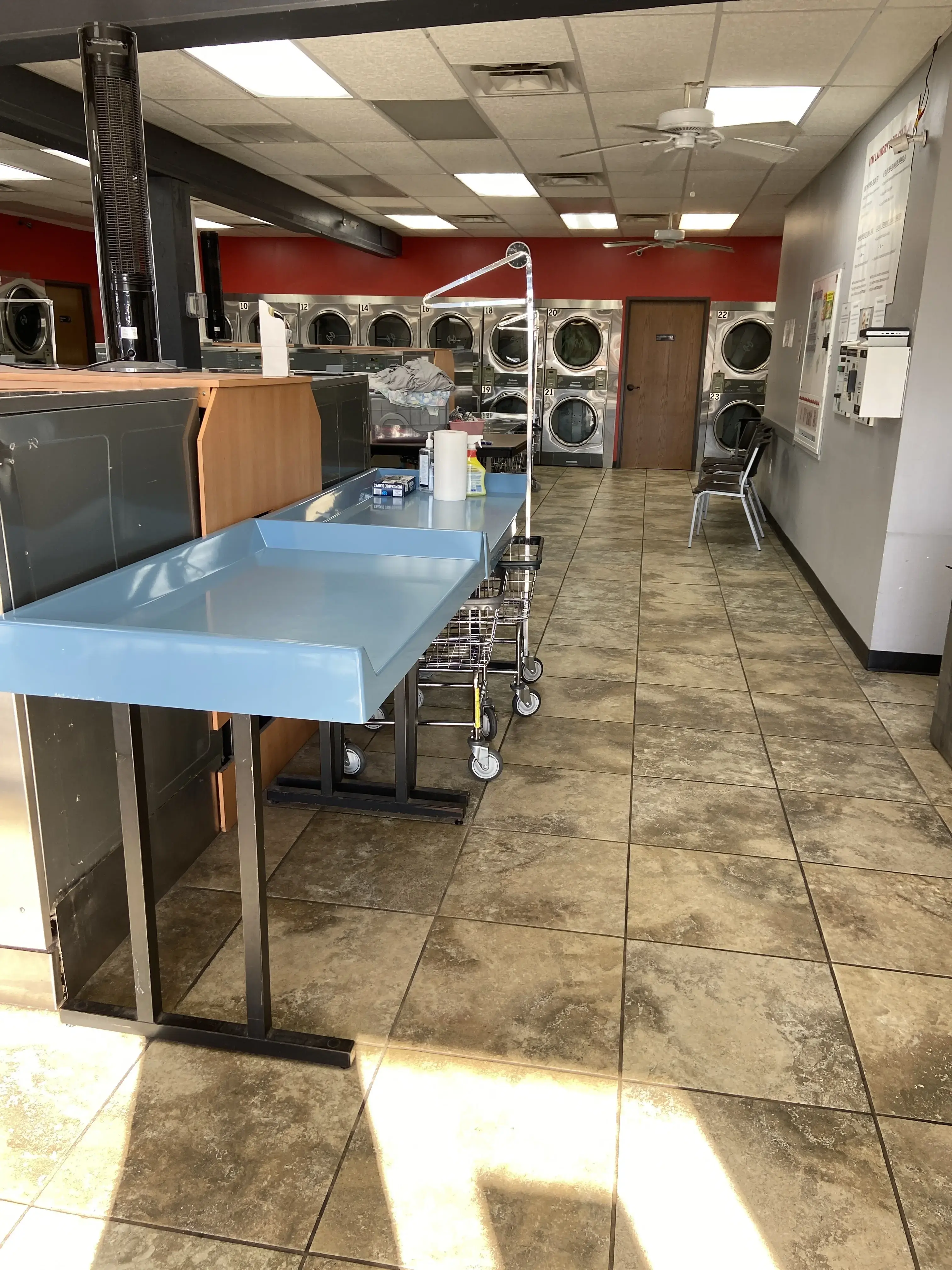 Super Clean Laundromat - Image 11