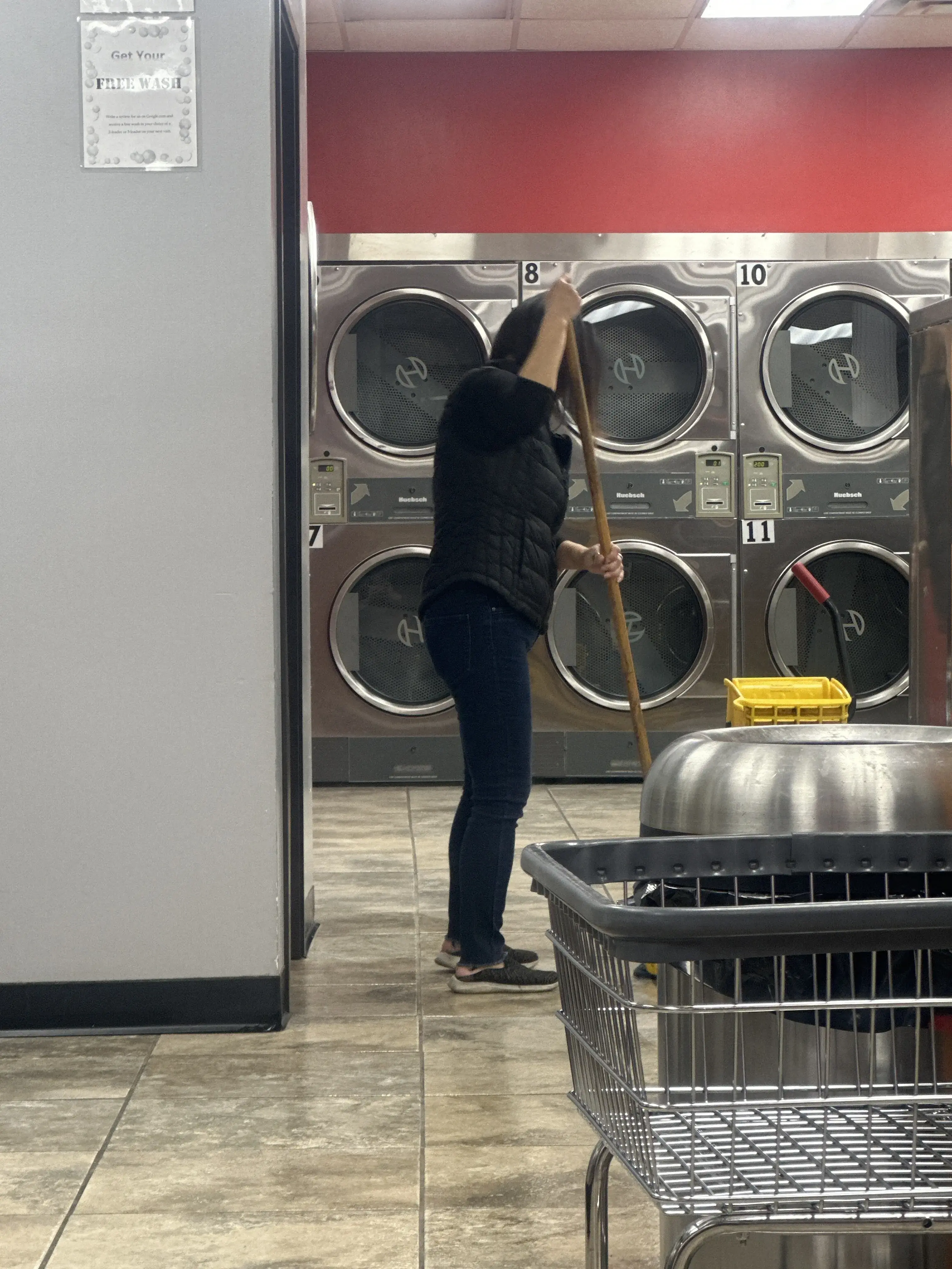 Super Clean Laundromat - Image 12