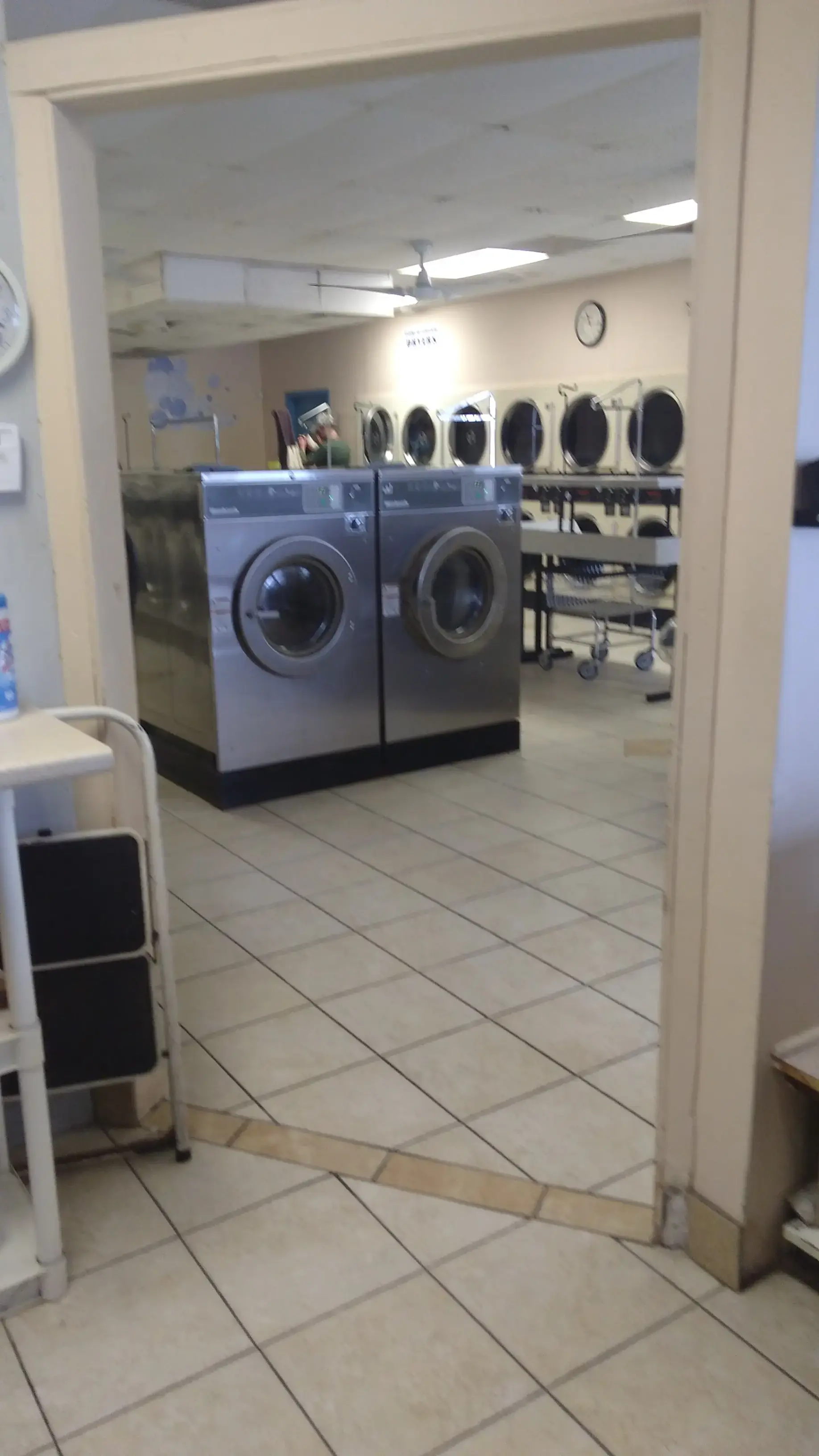 Super Clean Laundromats and Dry Cleaners - Image 19