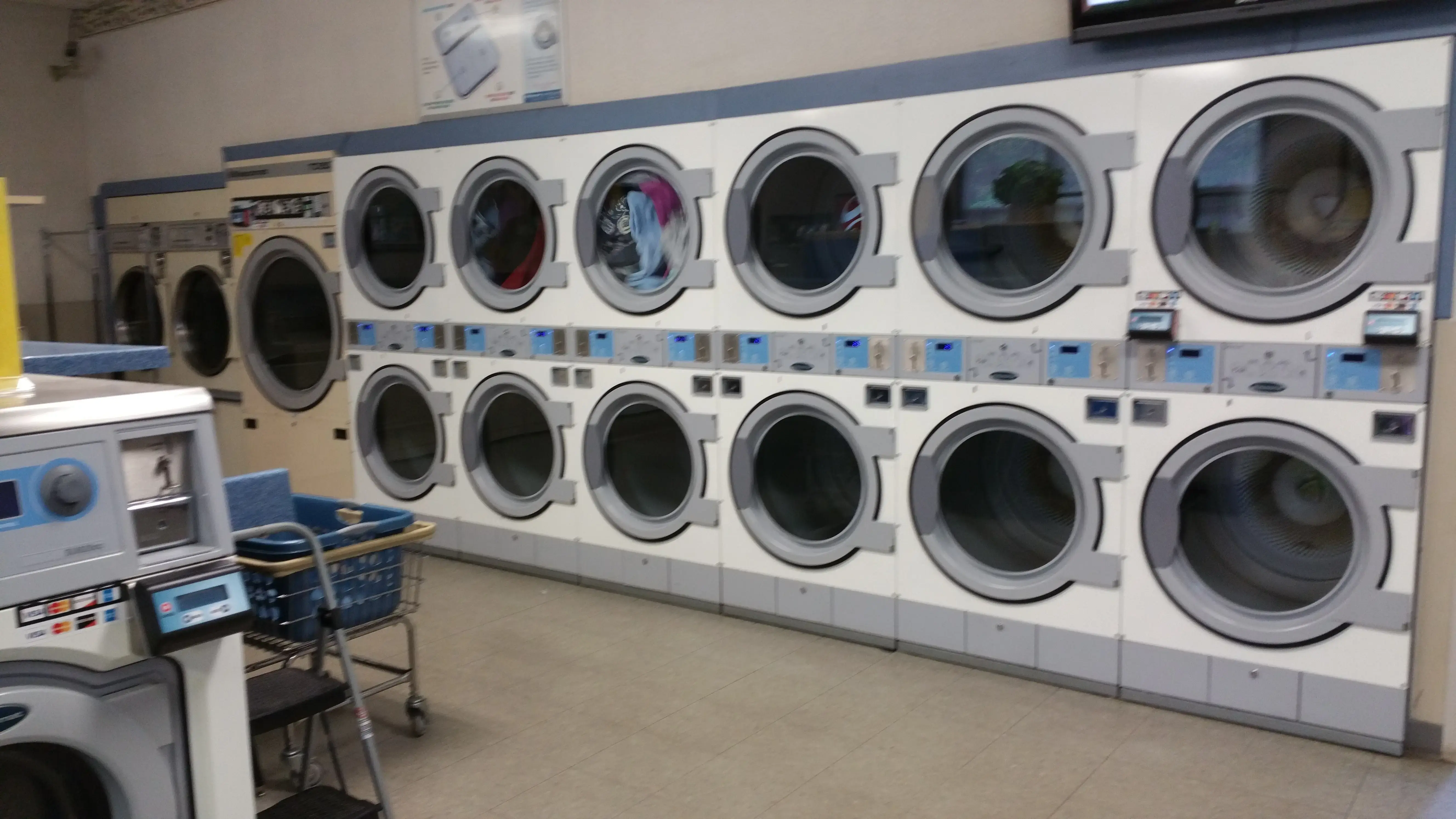 Super Clean Laundry & Car Wash thumbnail 4