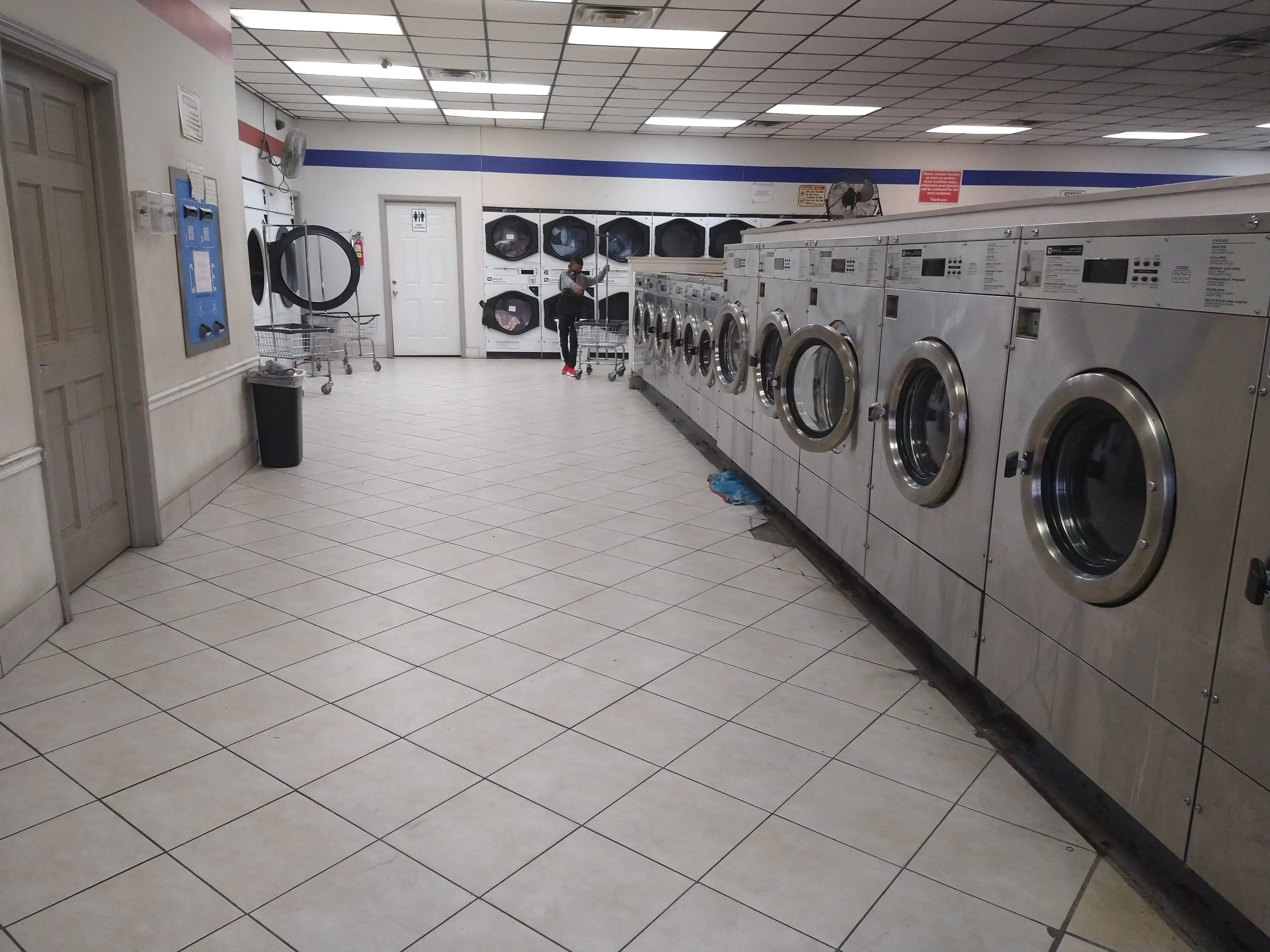 Super Laundromat - Image 15
