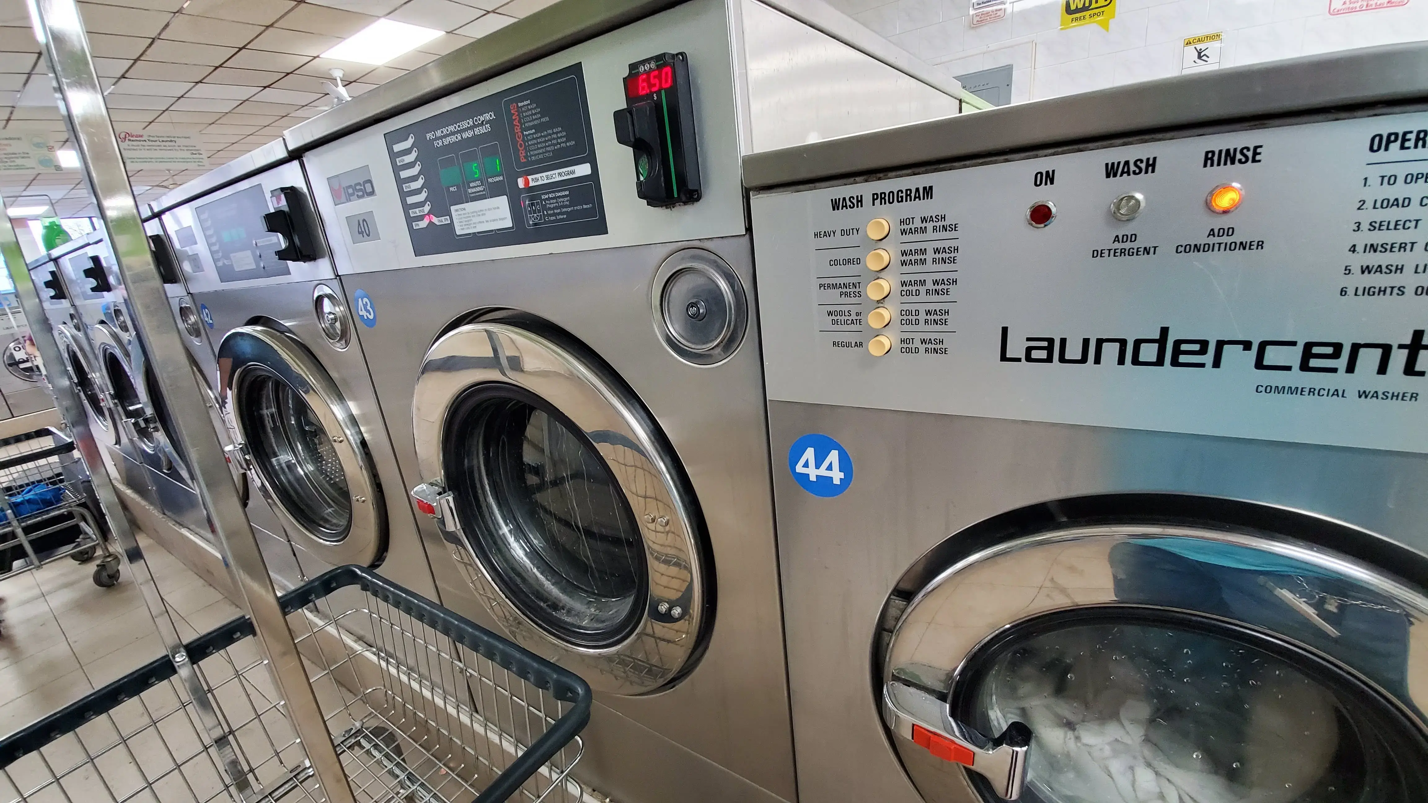 Super Laundromat - Image 15