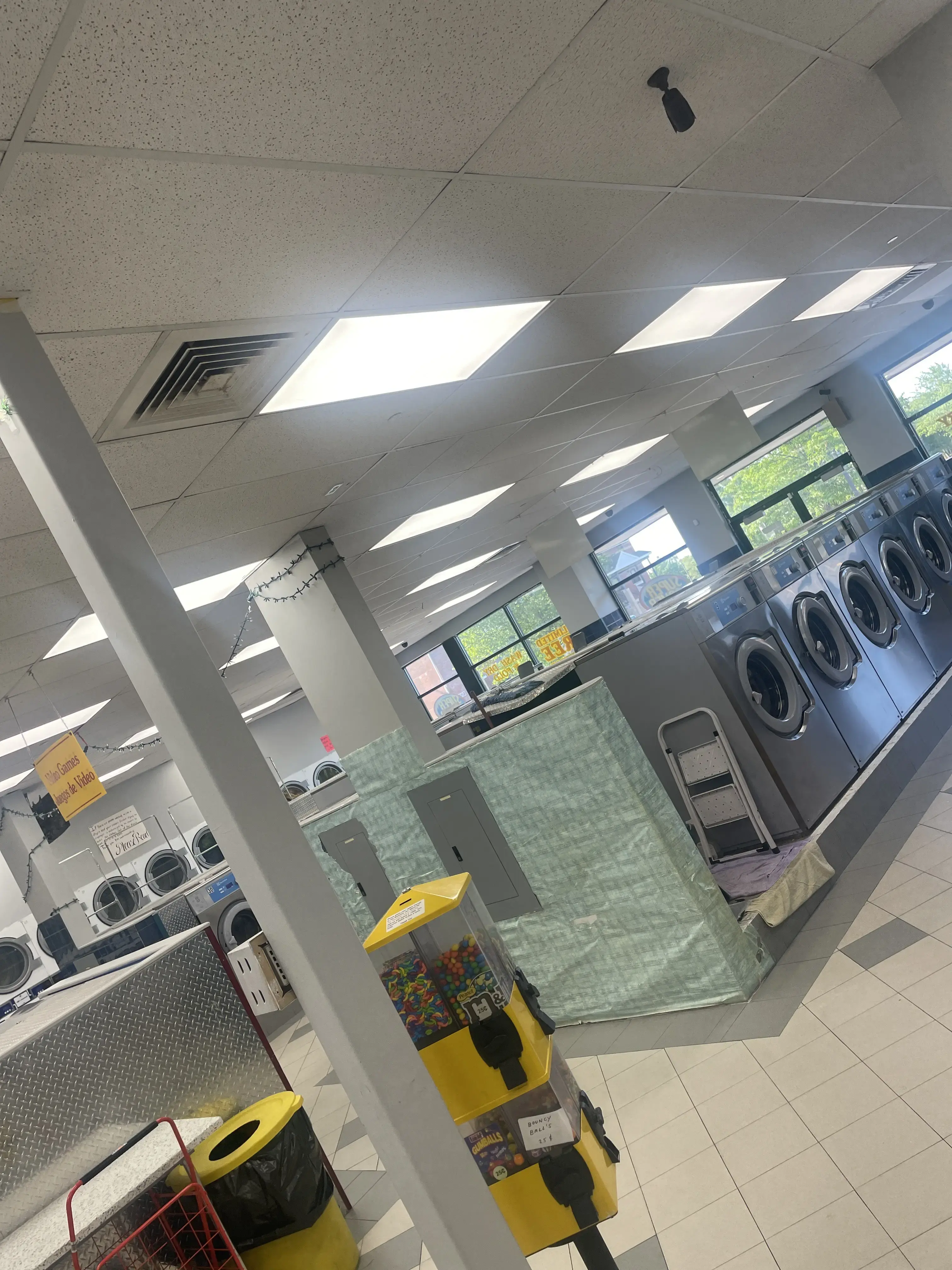 Super Saver Free Dry Laundromat - Image 10