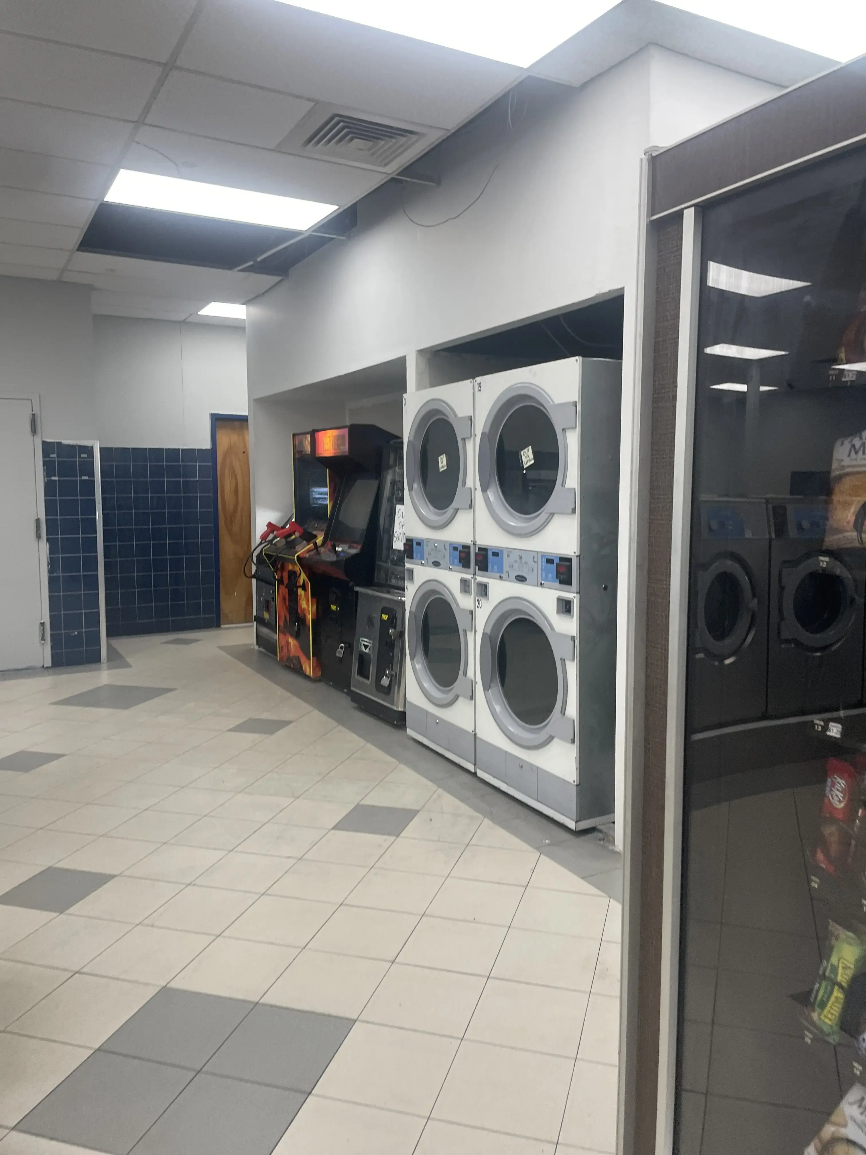 Super Saver Free Dry Laundromat - Image 15