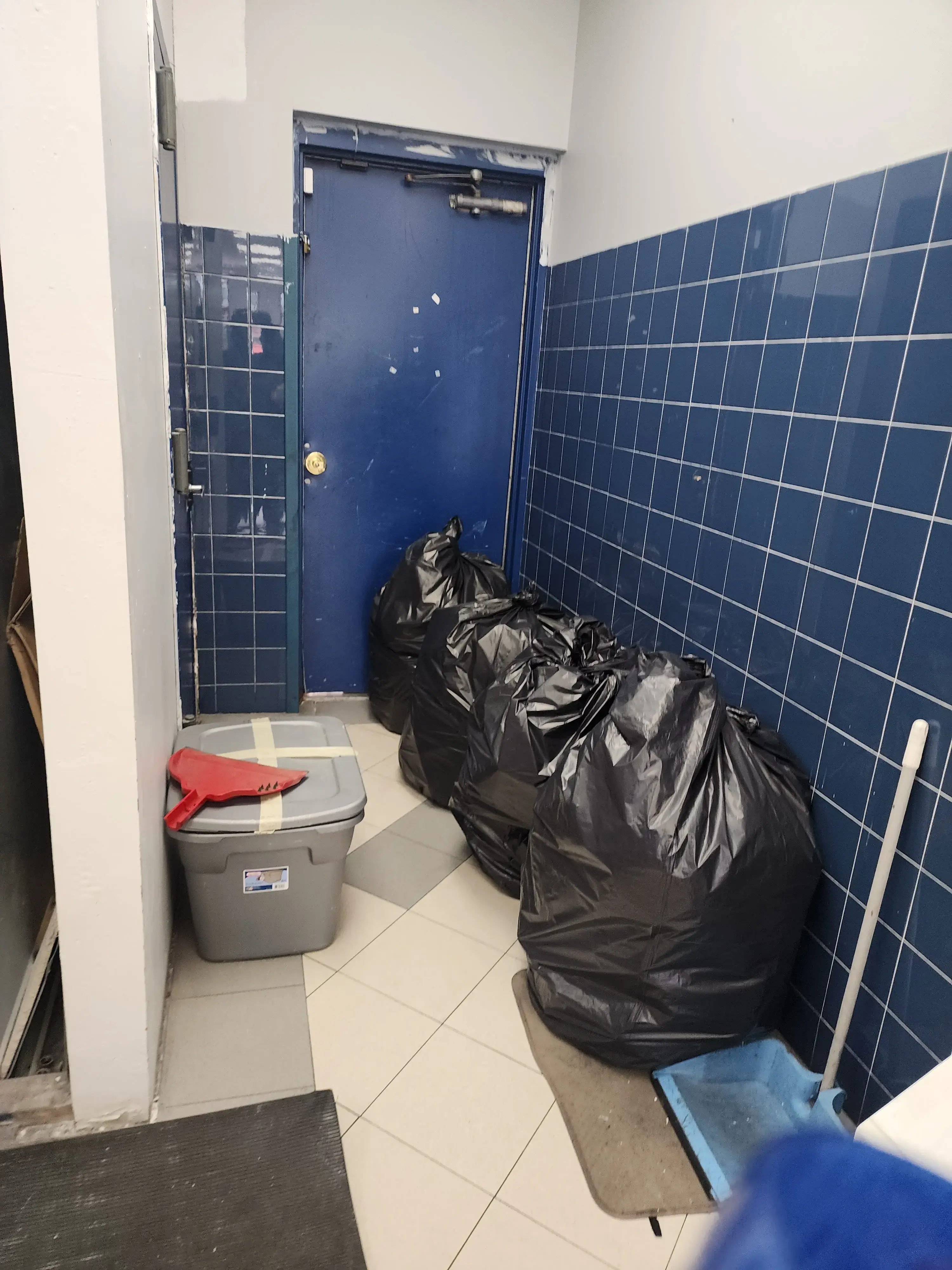 Super Saver Free Dry Laundromat thumbnail 6