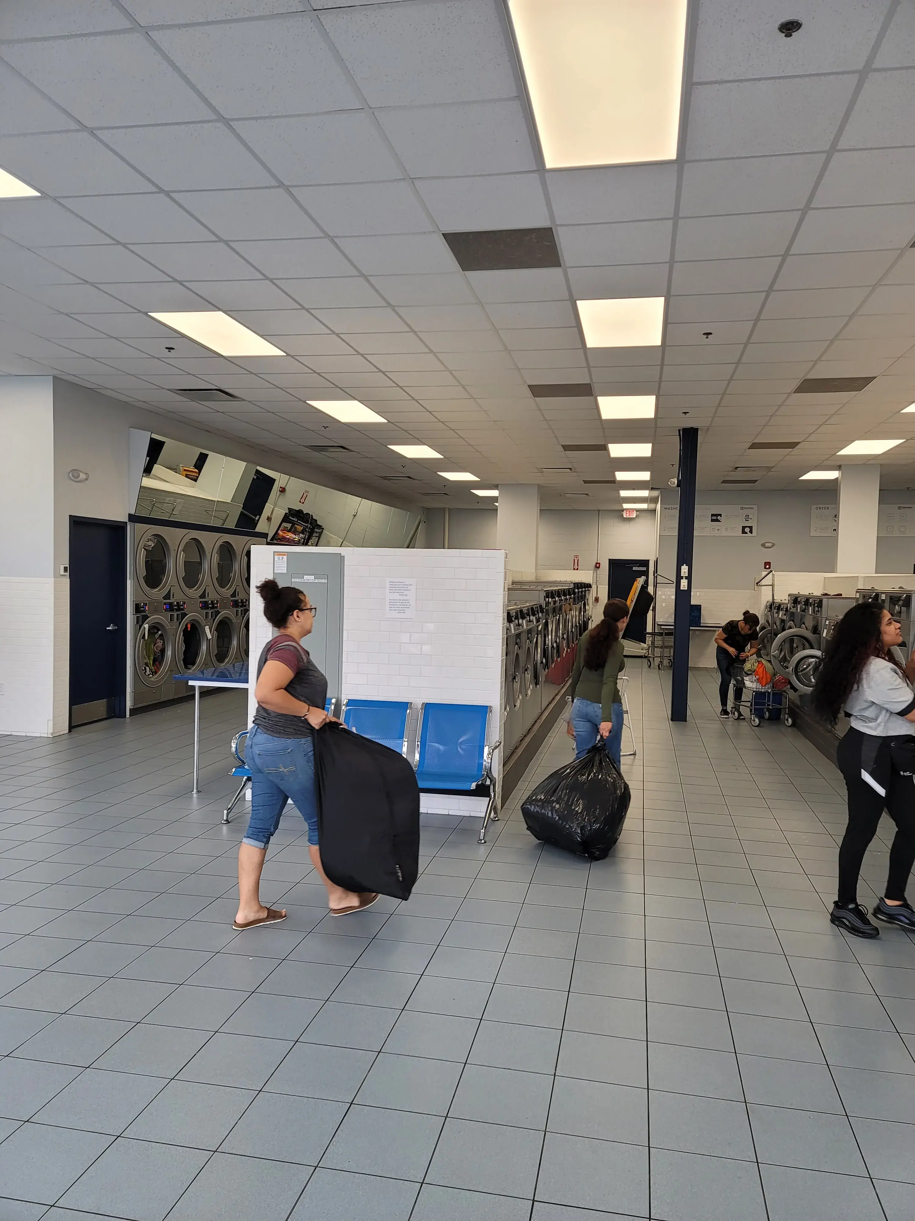 Super Saver Free Dry Laundromat - Image 12