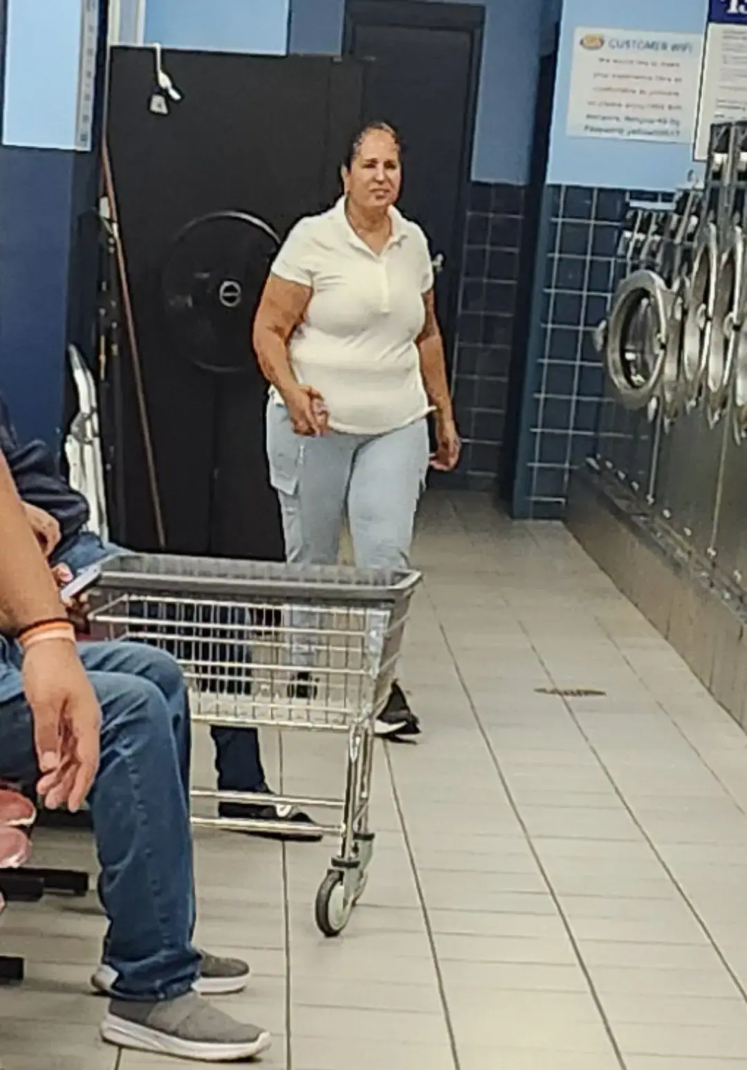 Super Saver Free Dry Laundromat - Image 14