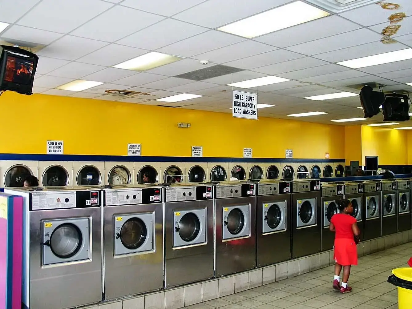 Super Saver Laundromat - Image 13
