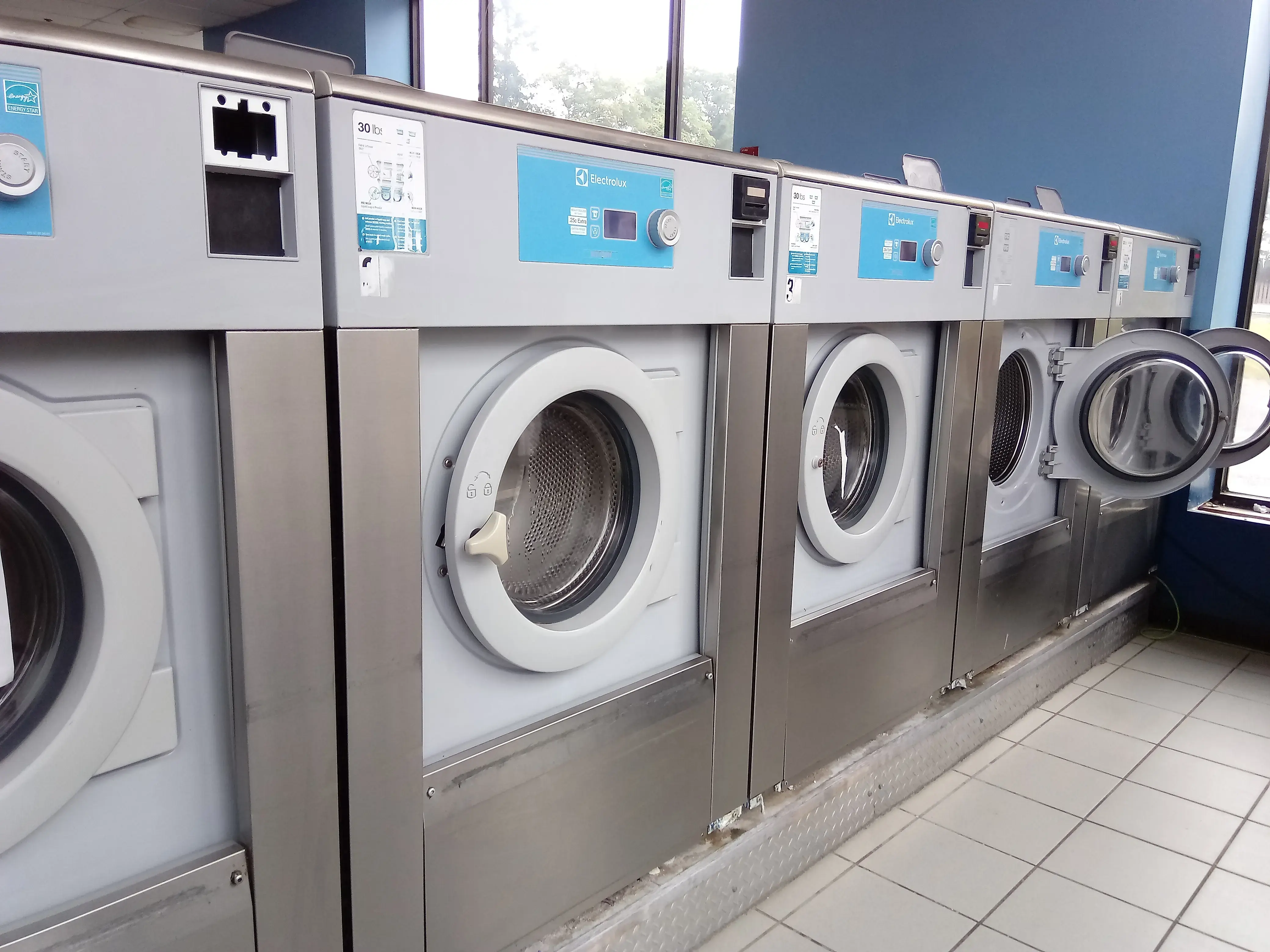 Super Saver Laundromat - Image 4